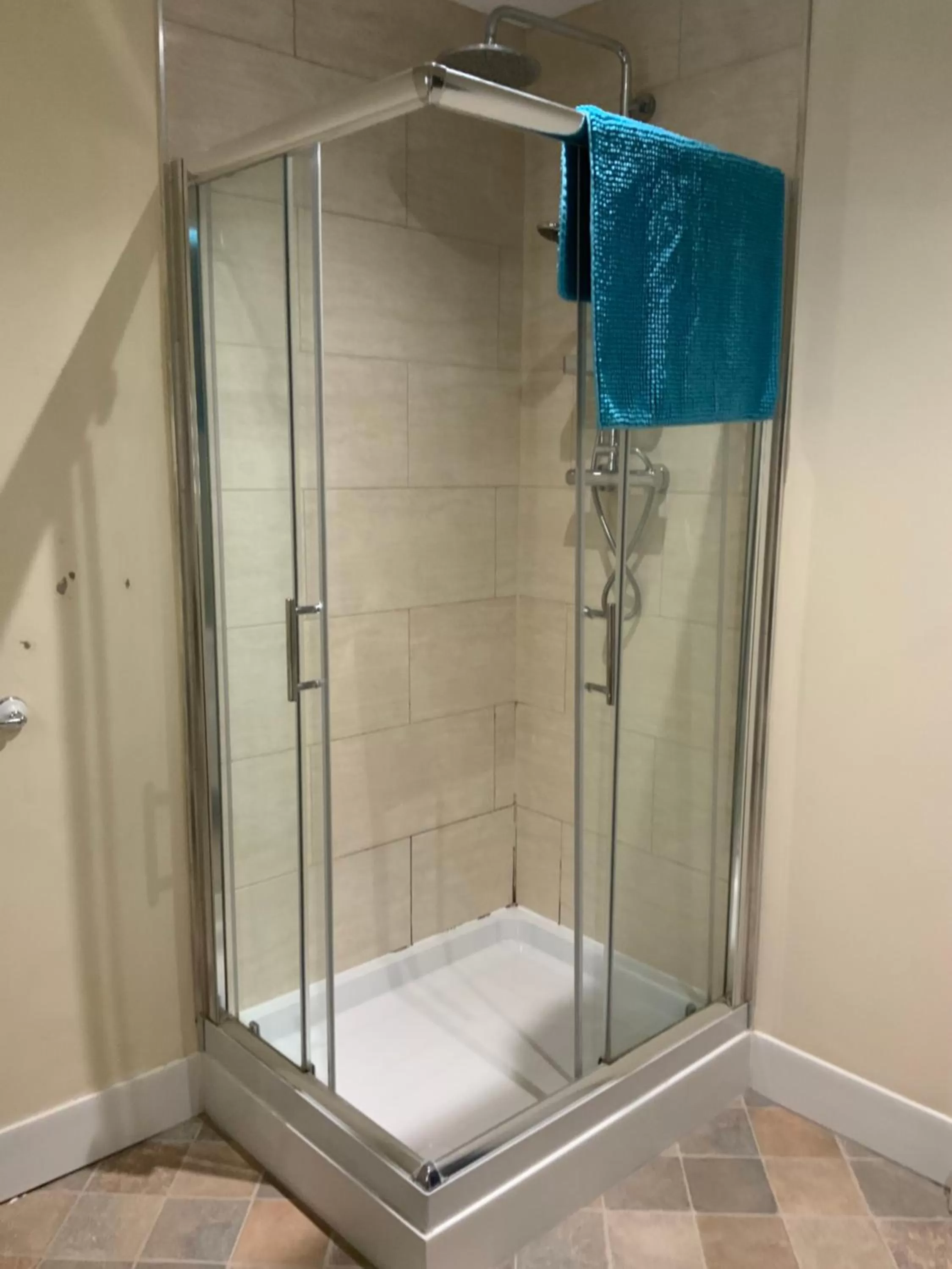 Shower in Wheldale Hotel