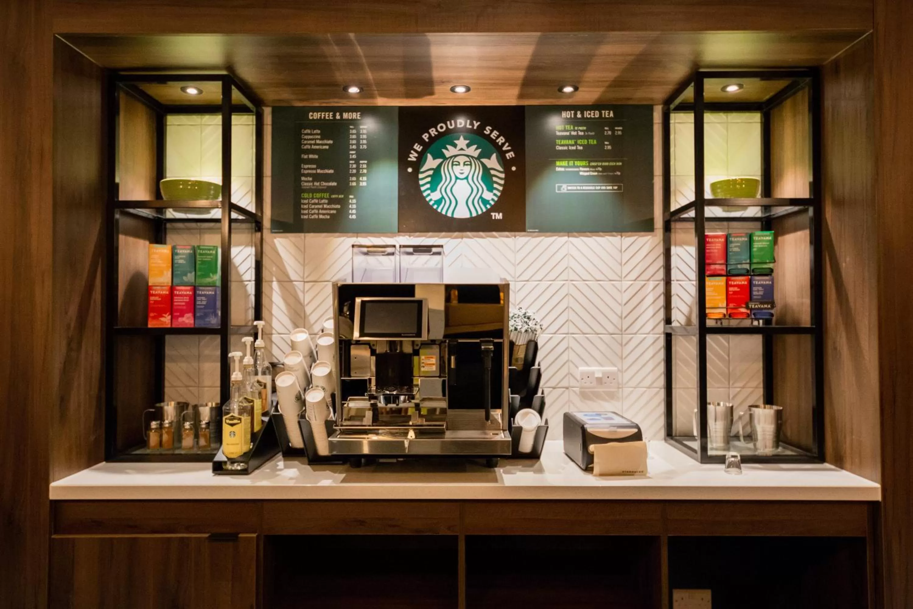 Lounge or bar in Holiday Inn Newport by IHG