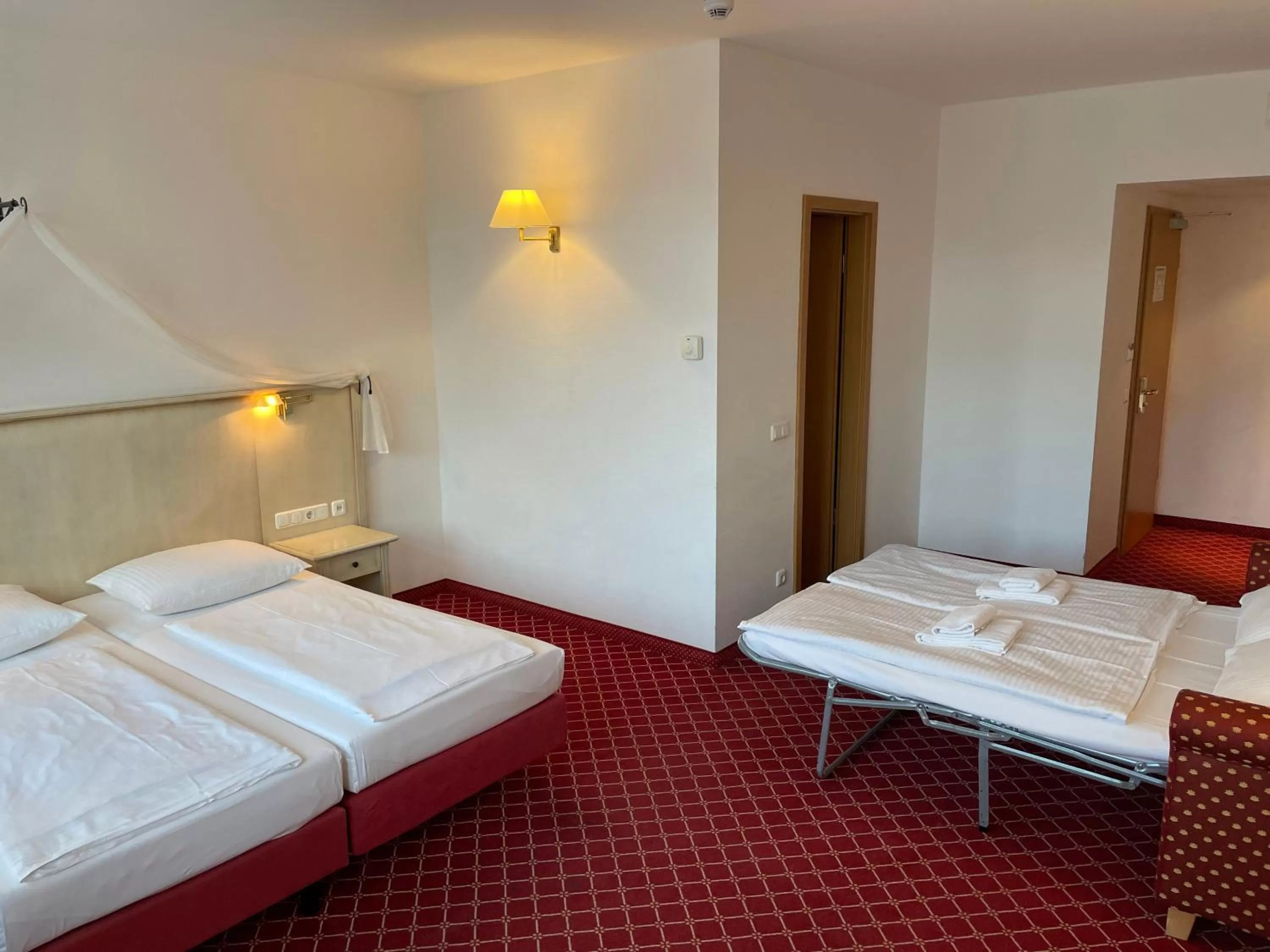 Bed in Hotel Chateau Kurfürstendamm