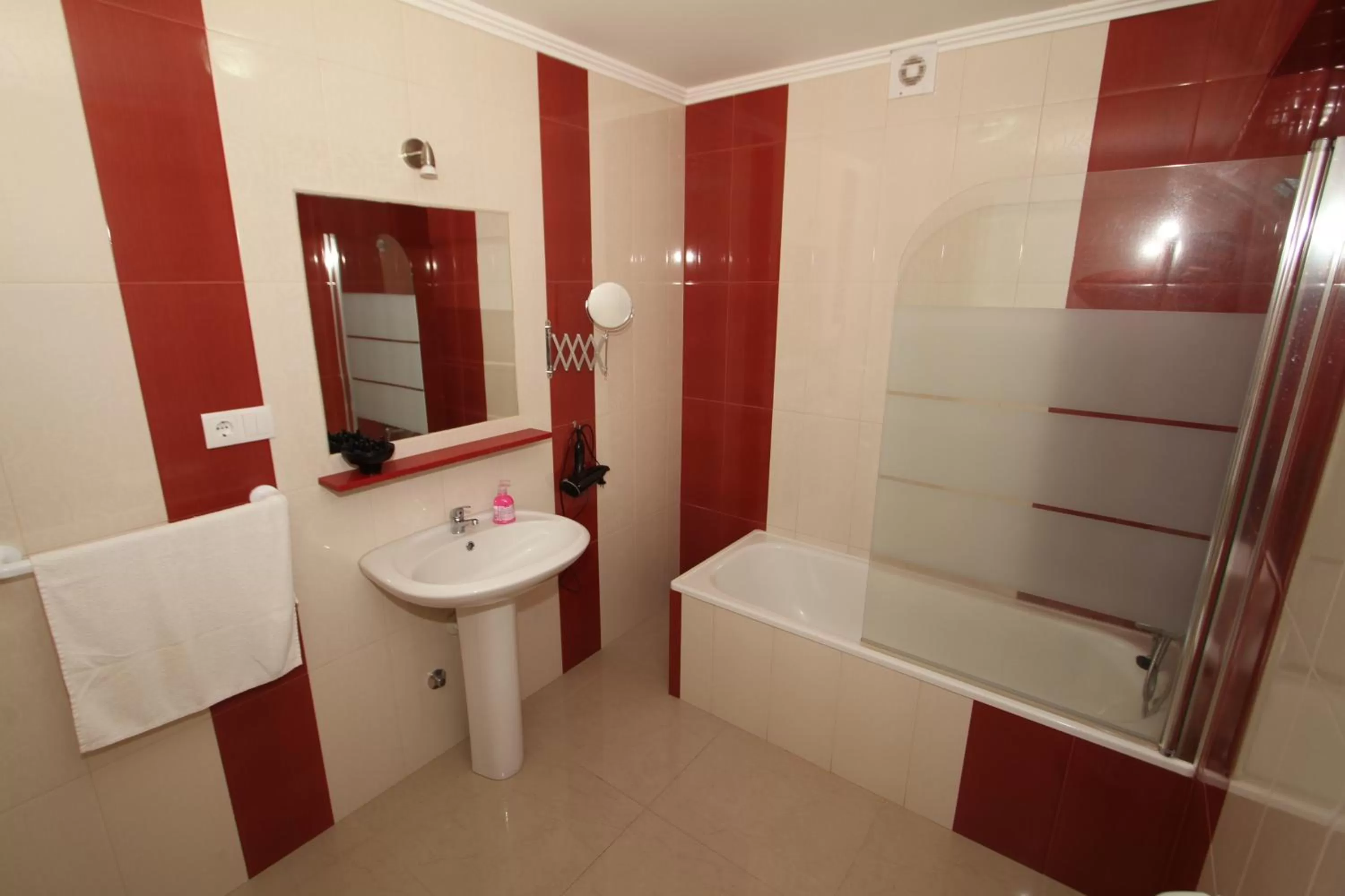 Bathroom in Costa & Isaias Apartamentos