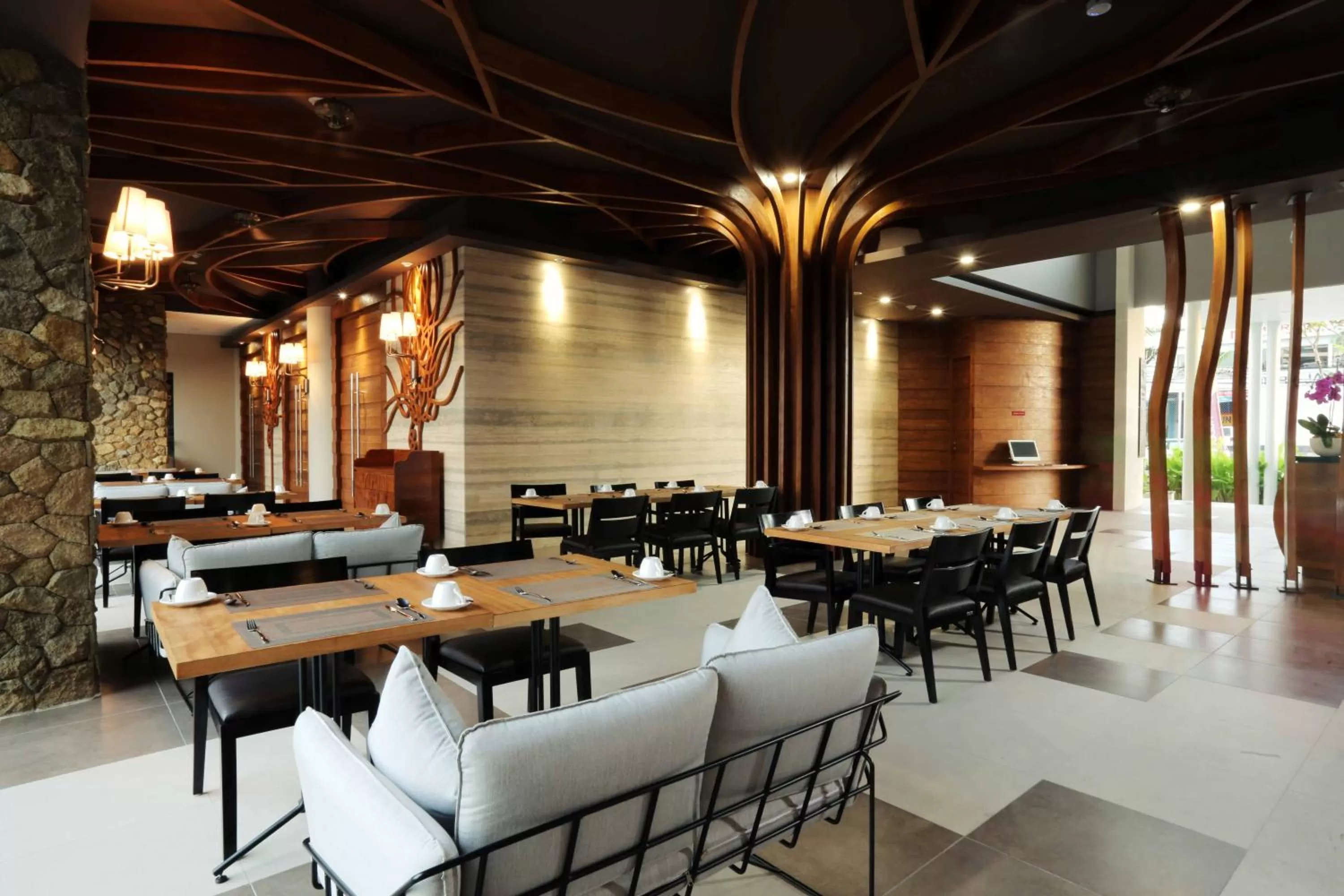 Restaurant/places to eat in Mahogany Hotel