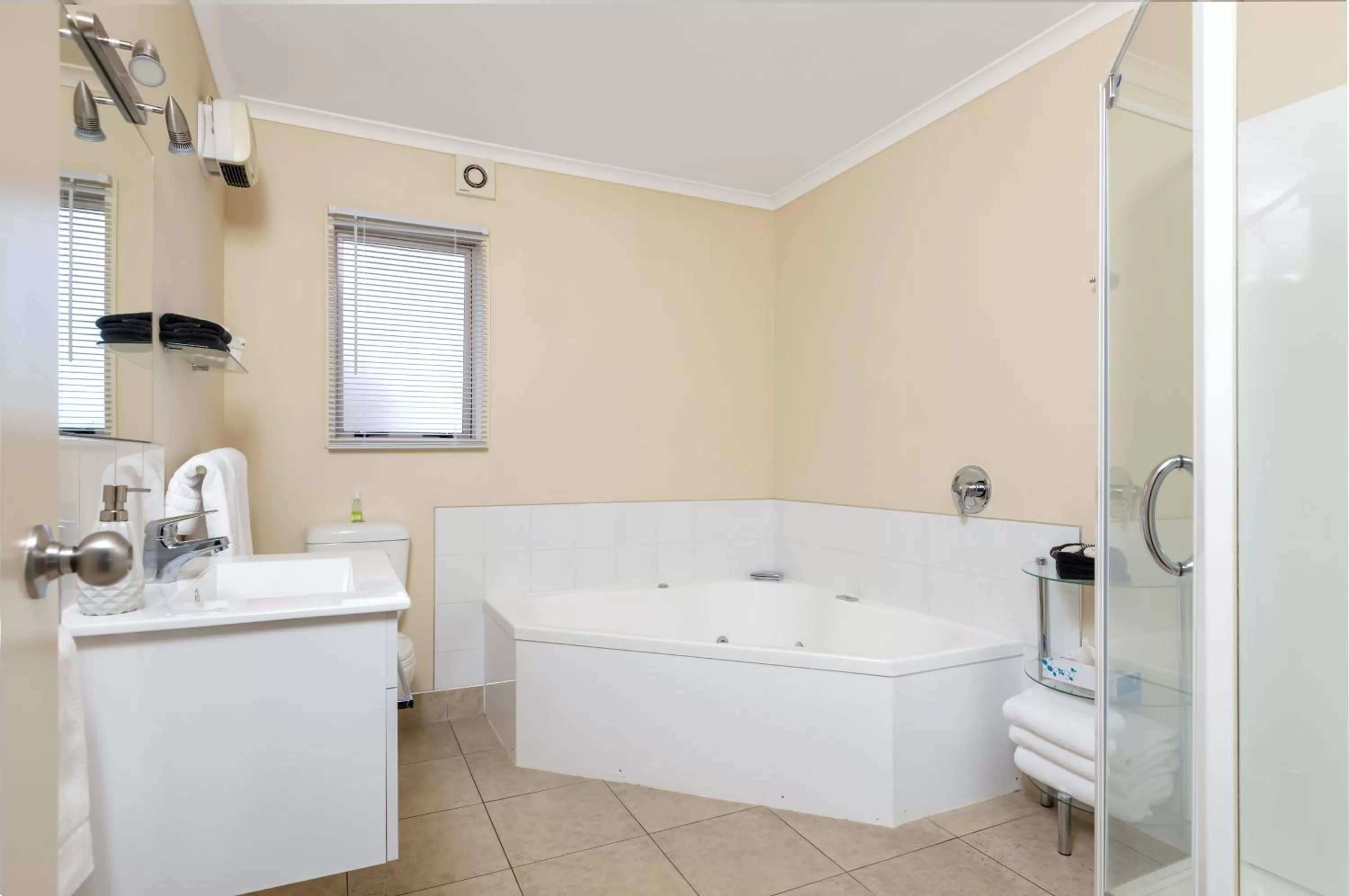 Shower, Bathroom in BK's Chardonnay Motor Lodge