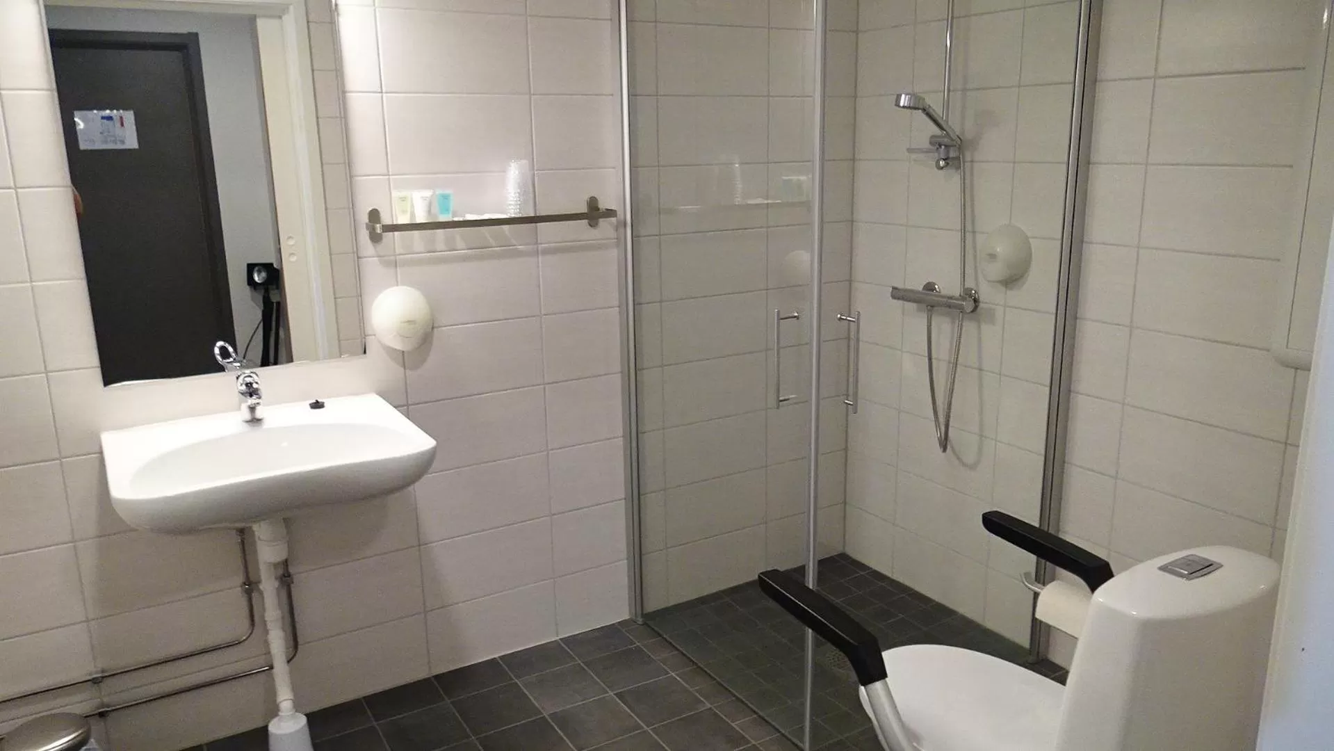 Shower, Bathroom in Tynset Hotel