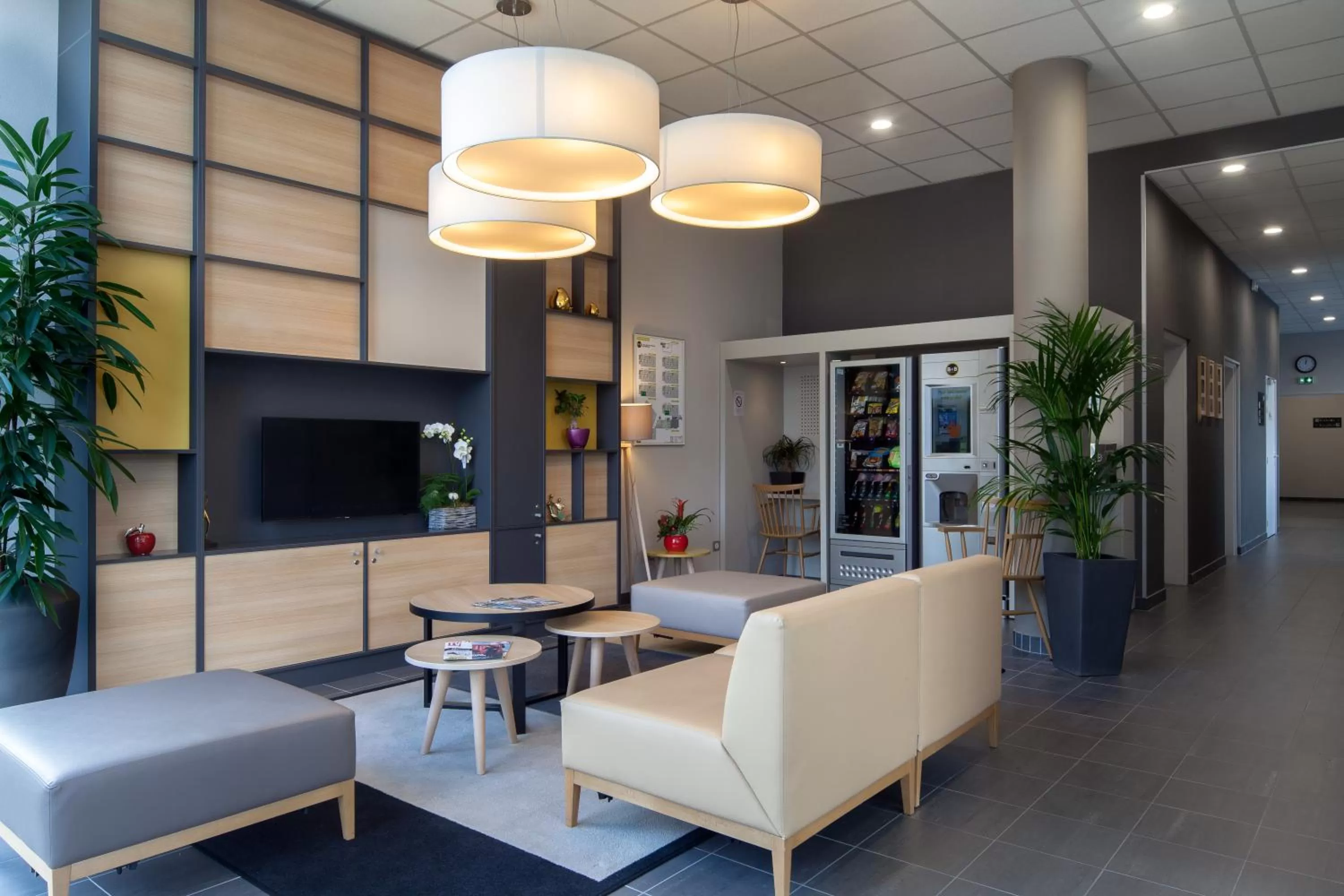 Lobby or reception in B&B HOTEL Bordeaux Centre Bègles