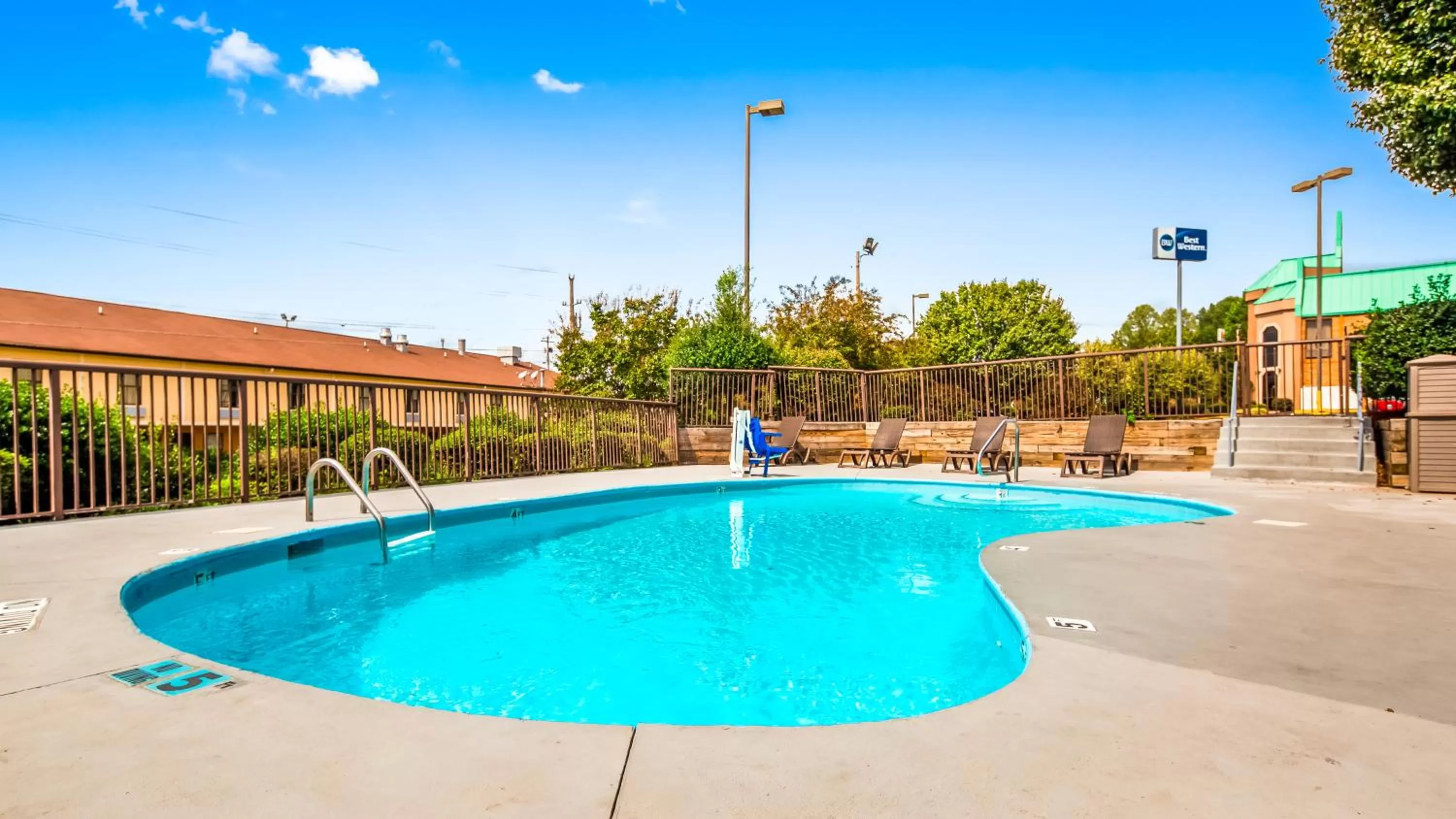 Swimming pool in Best Western Statesville Inn