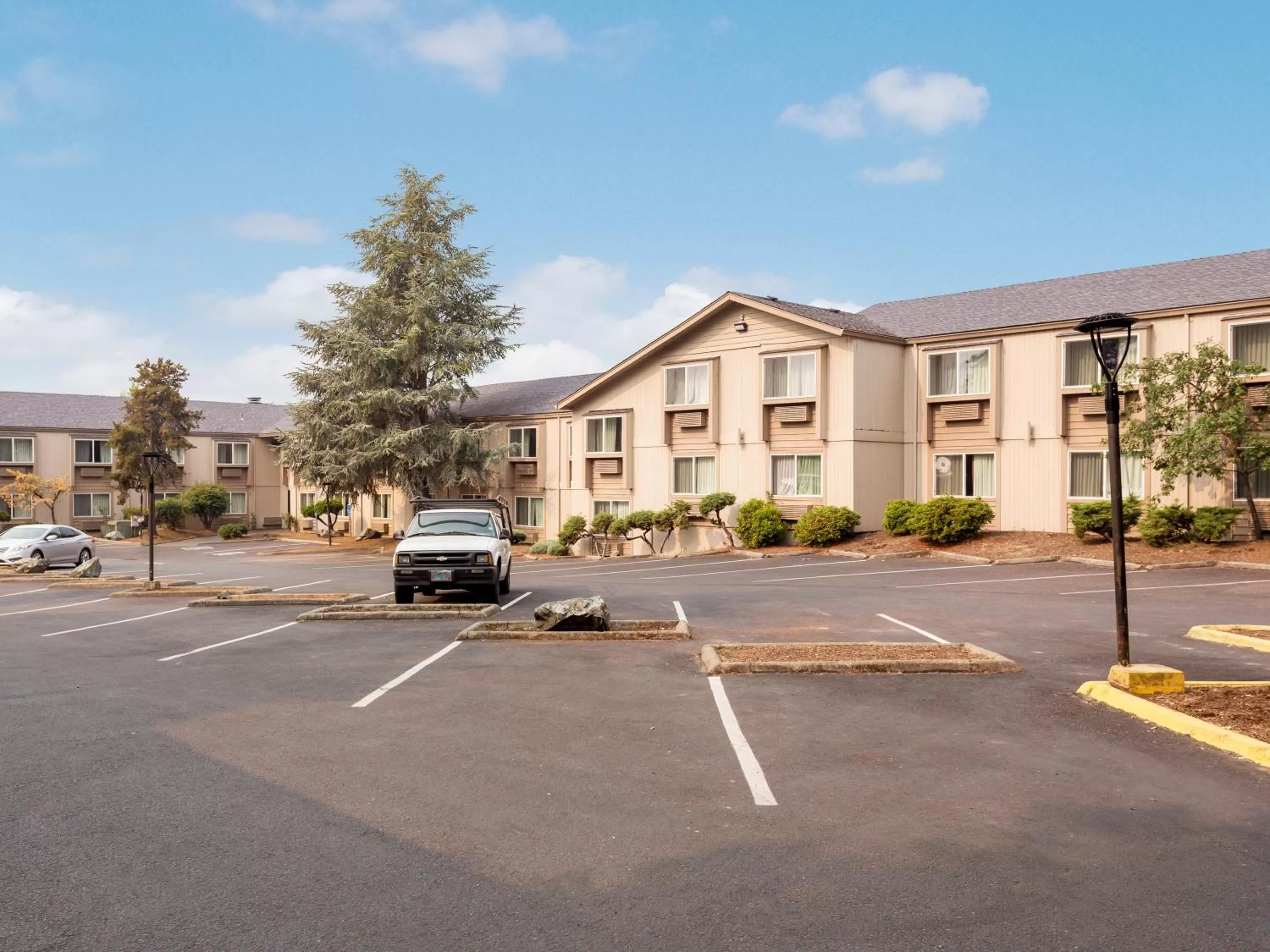 Parking in Red Lion Inn & Suites Grants Pass