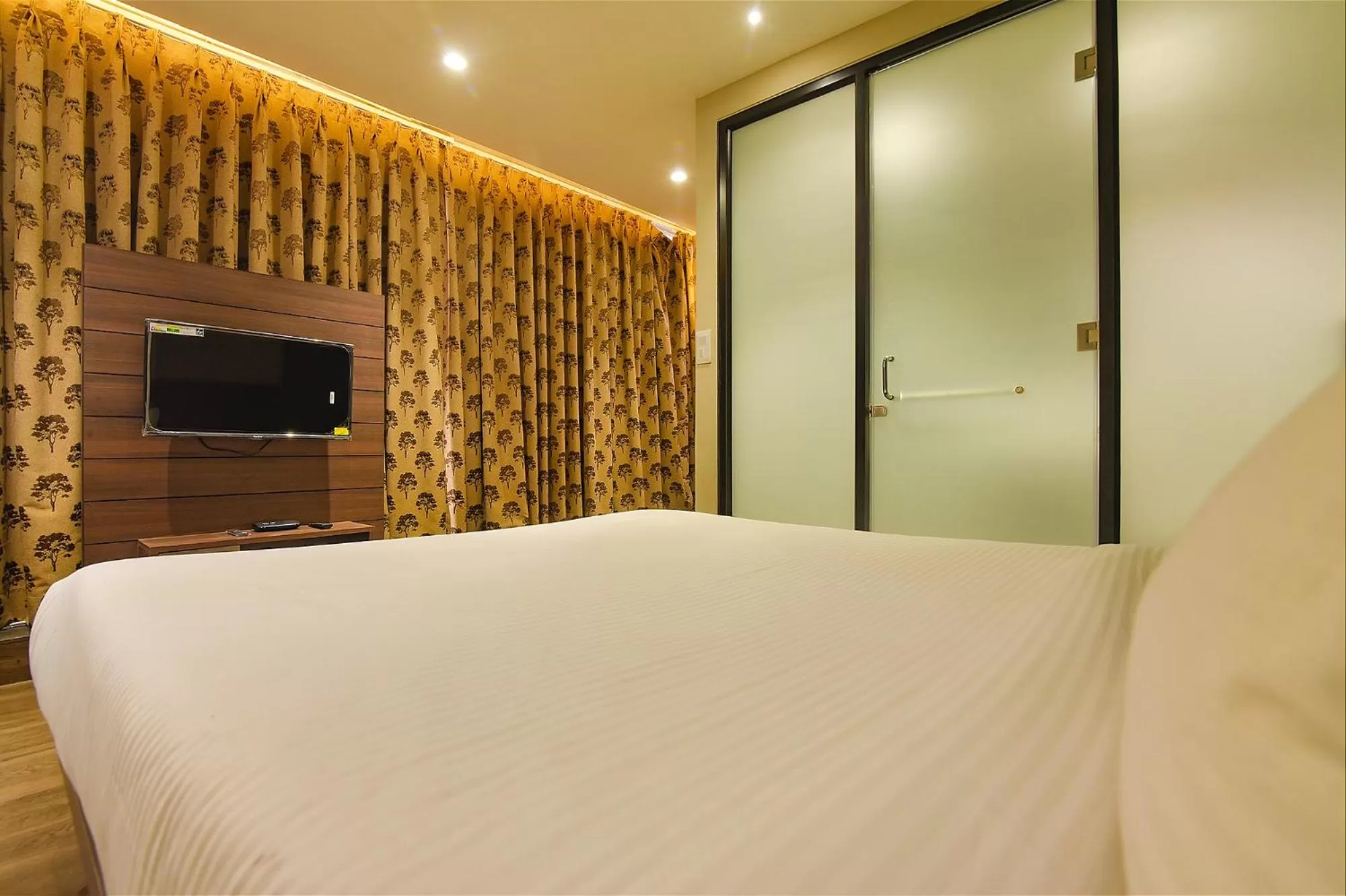 Bedroom in FabHotel Eros 282 - Nr Sreebhumi