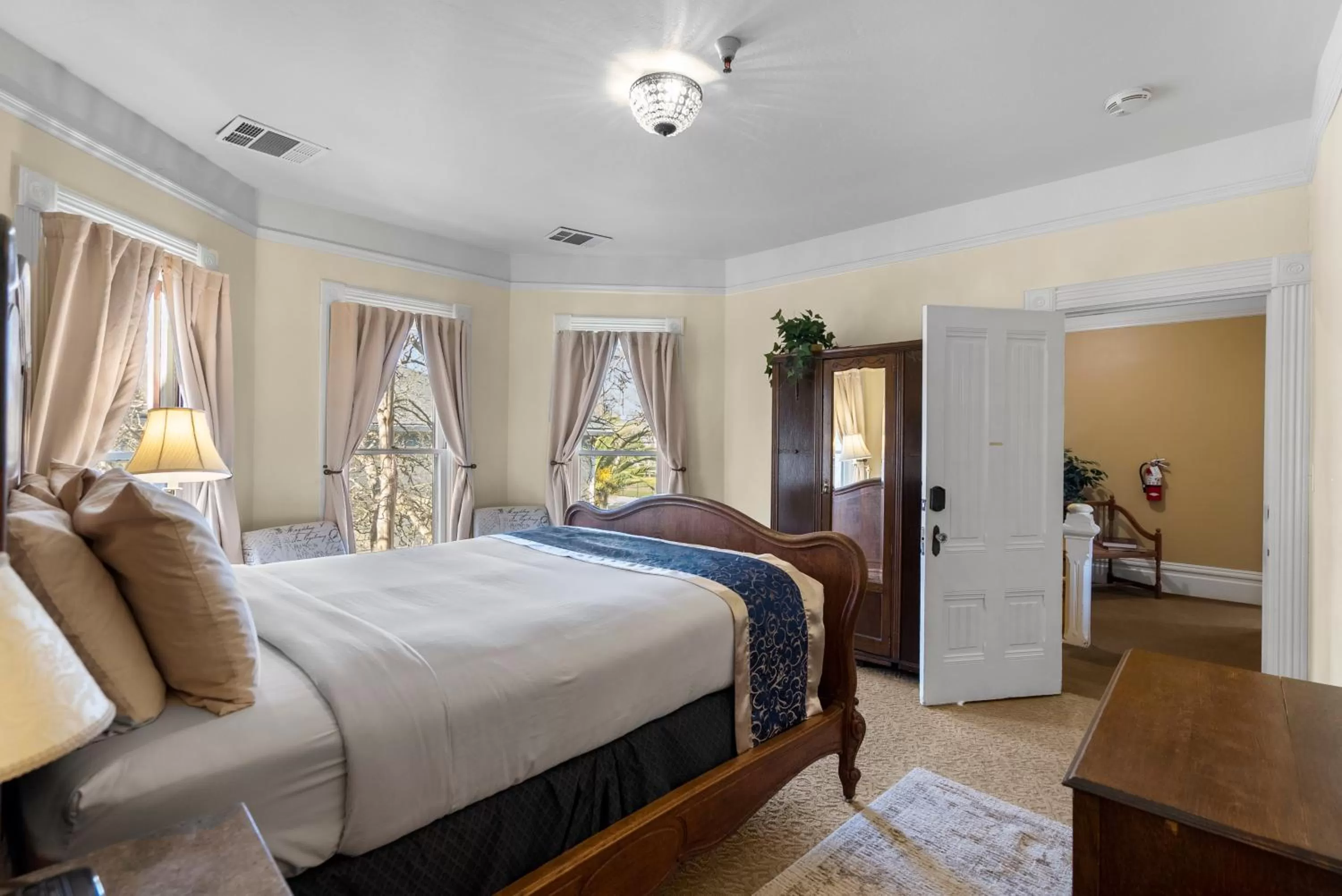 Bed in Hennessey House Bed and Breakfast