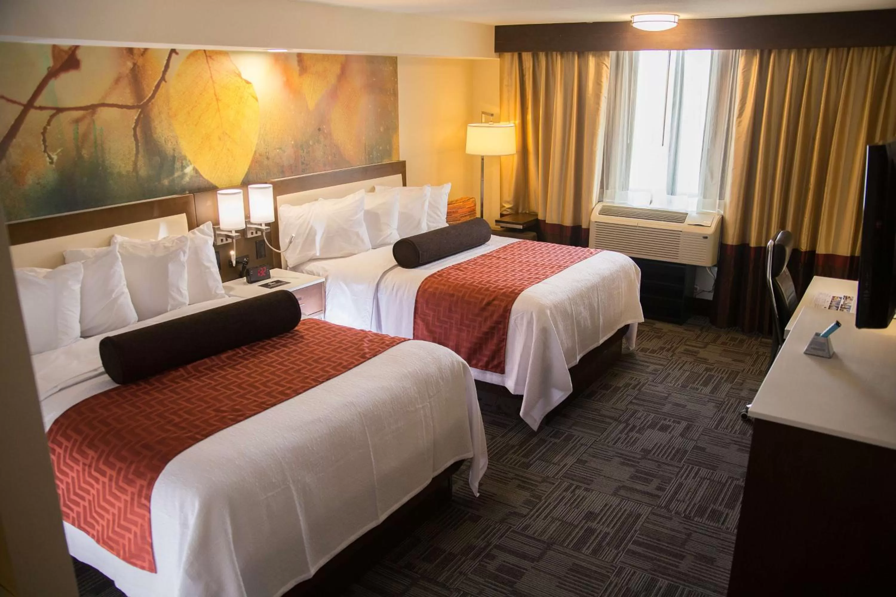 Photo of the whole room, Bed in Holiday Inn Brookfield - Milwaukee by IHG