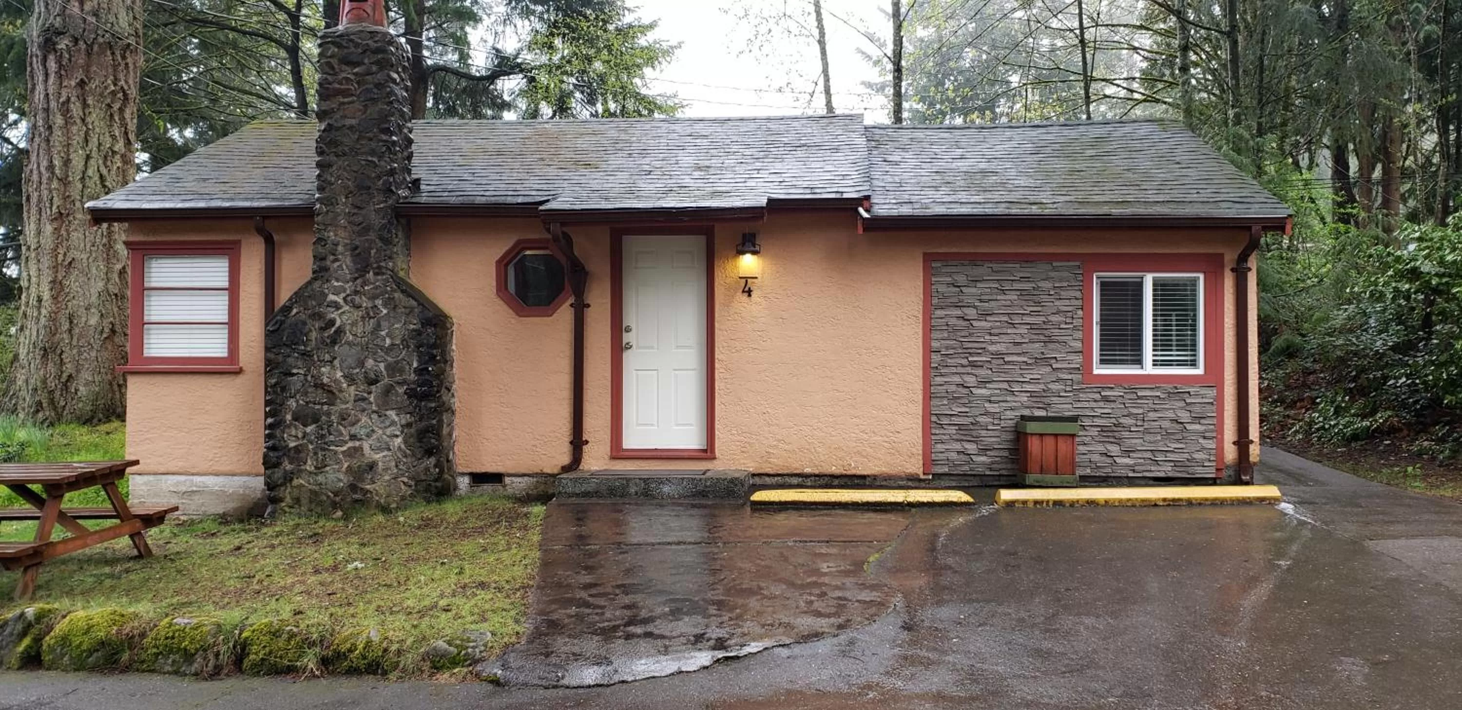 Facade/entrance in Malahat Bungalows Motel