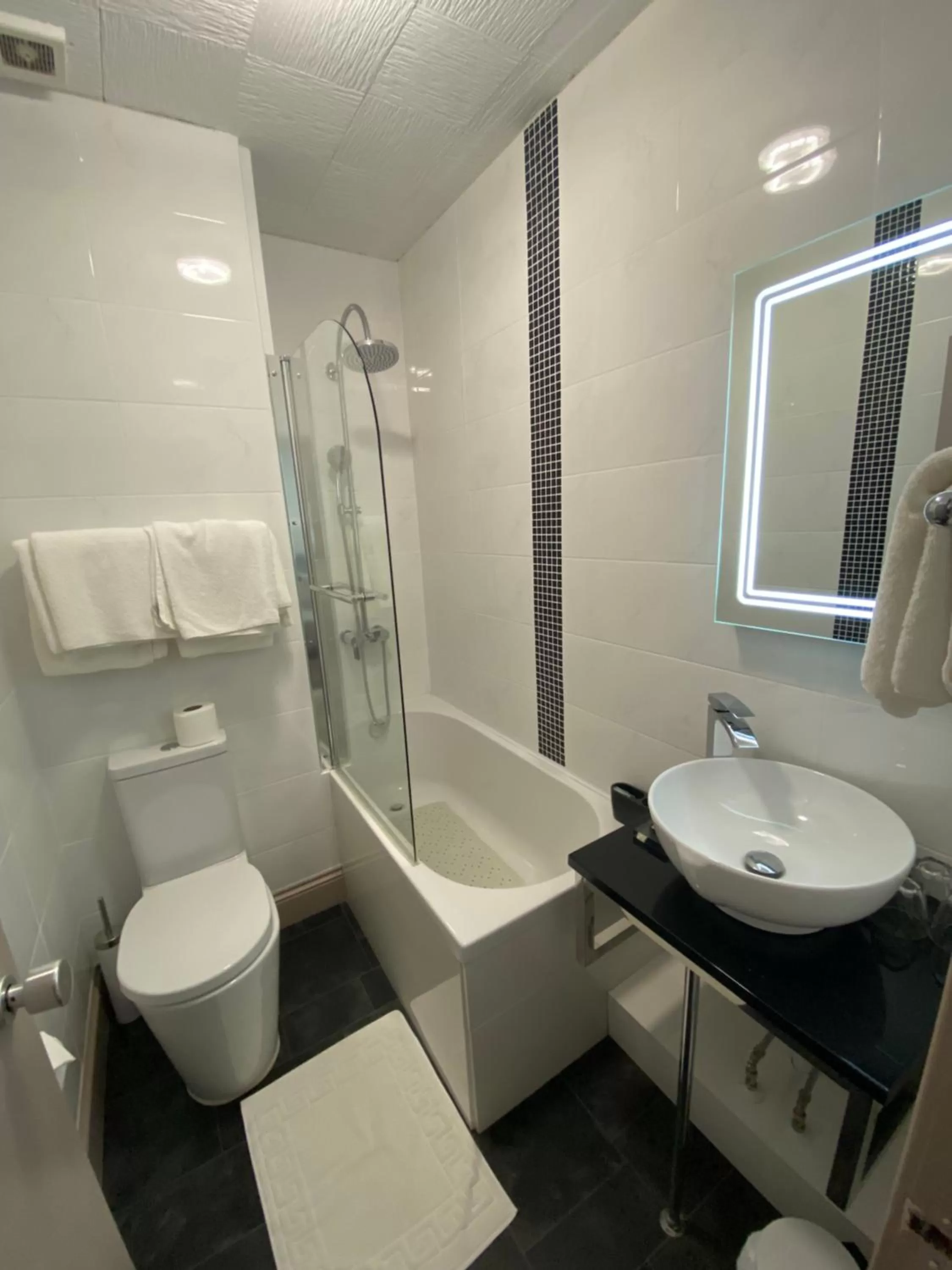 Bathroom in Woodlands Hotel