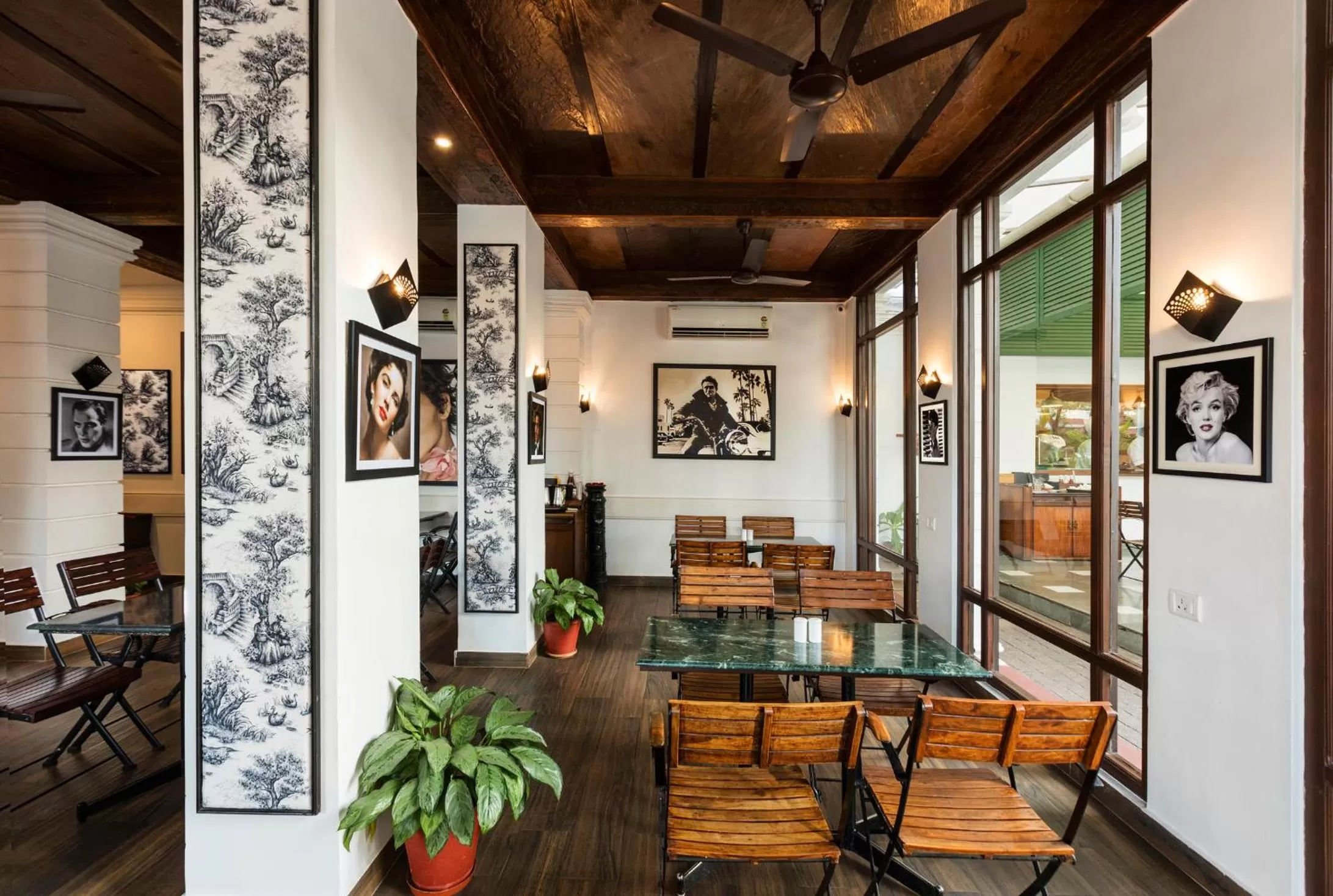 Restaurant/places to eat in Jehan Numa Palace Hotel