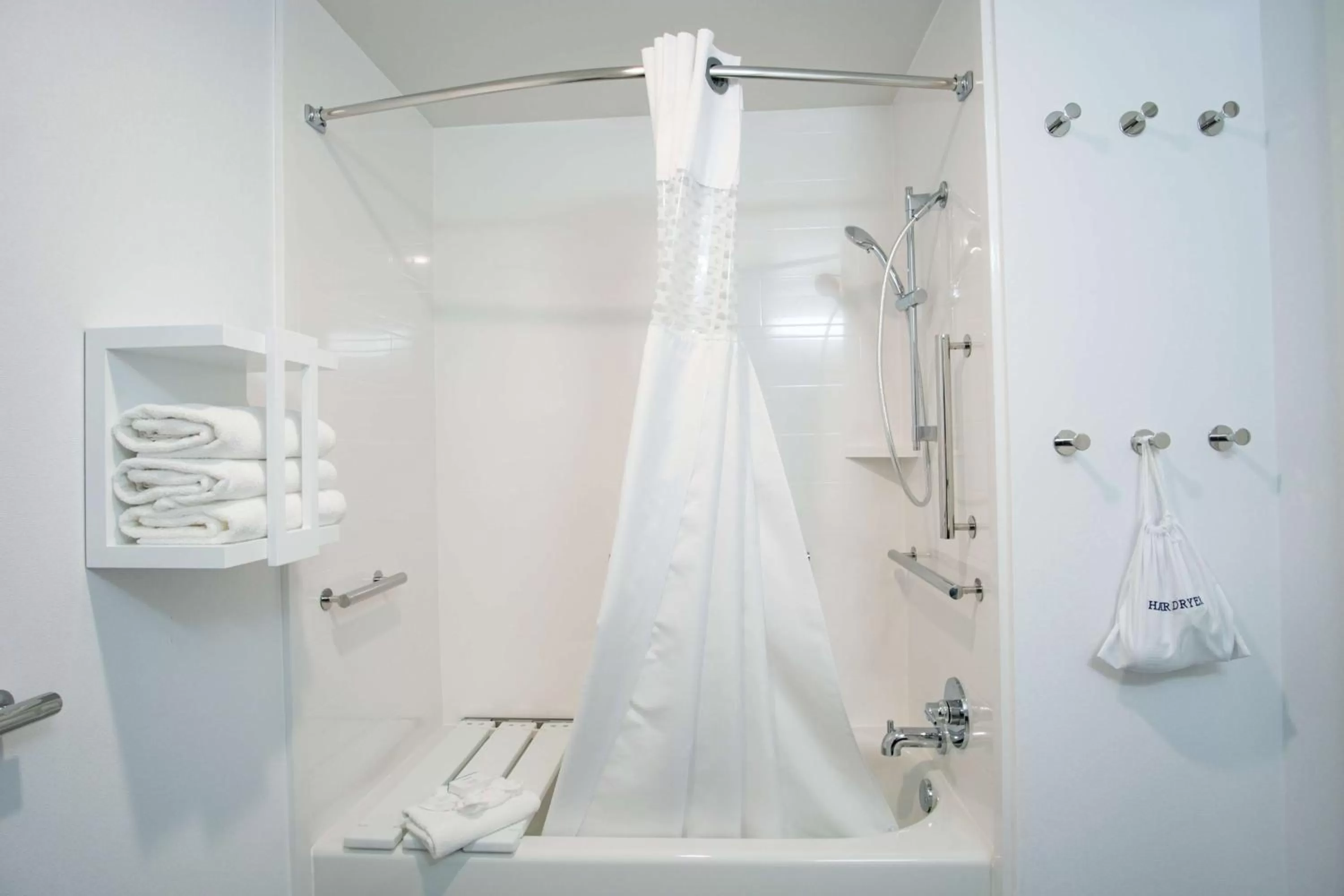 Bathroom in Hampton Inn Oklahoma City/Yukon