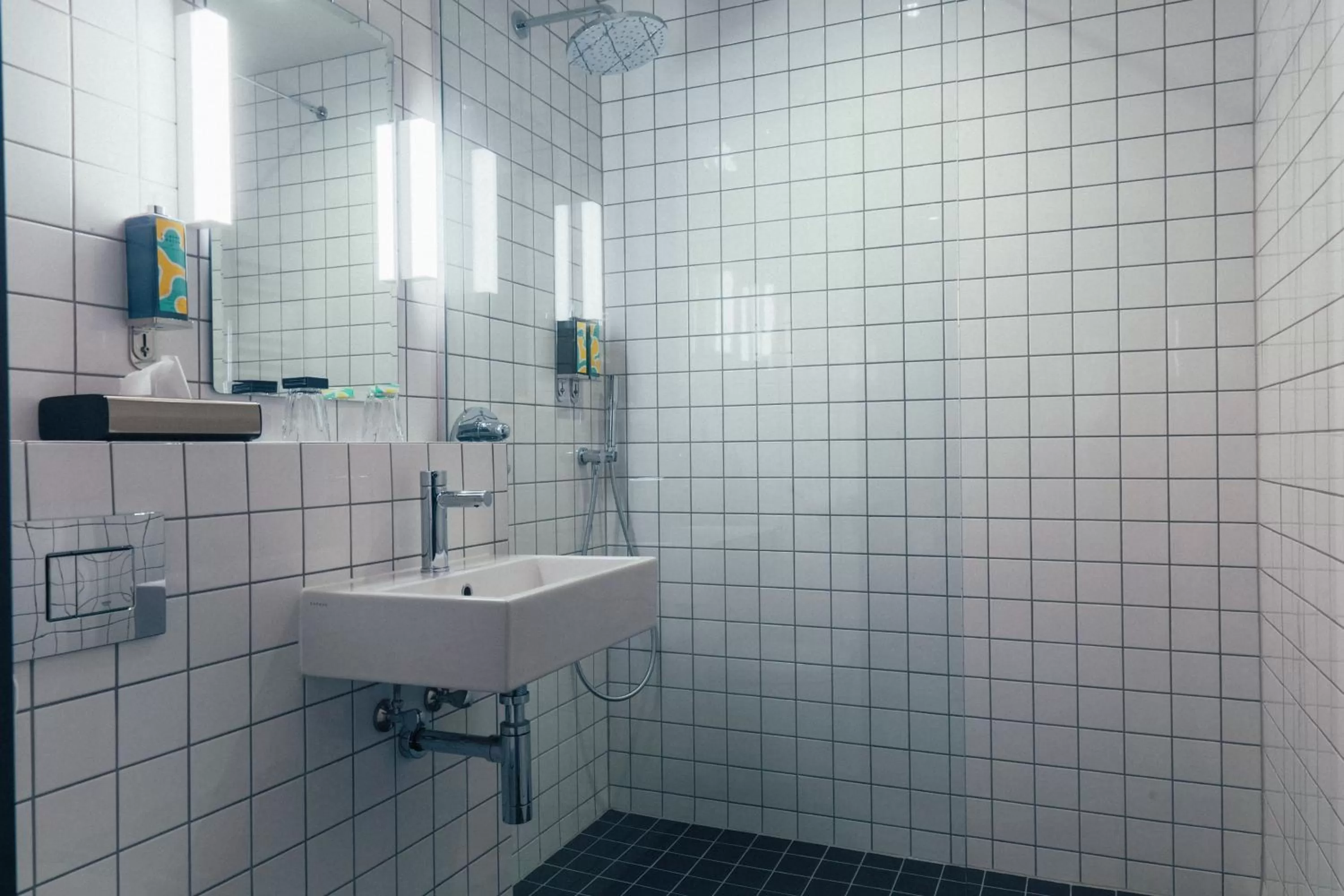 Shower in Bullitt Hotel