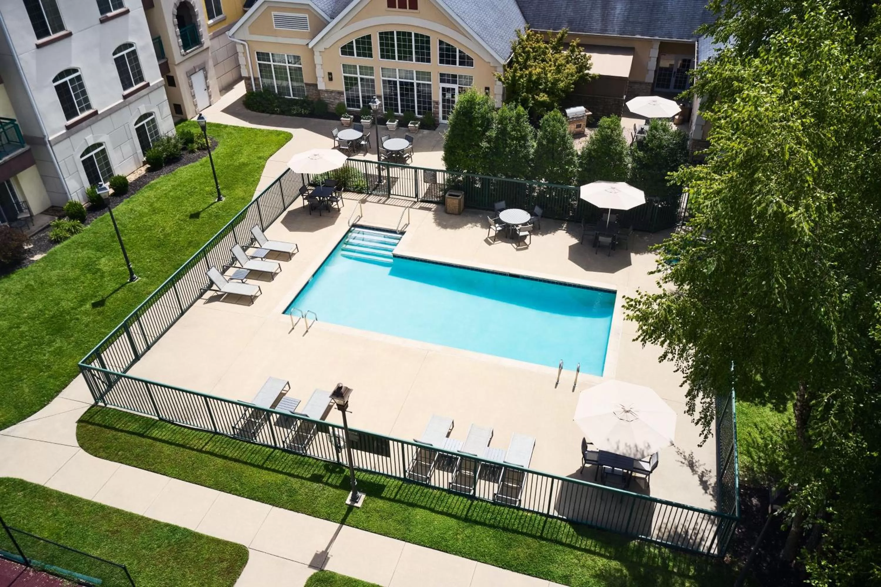 Swimming pool in Residence Inn Springfield