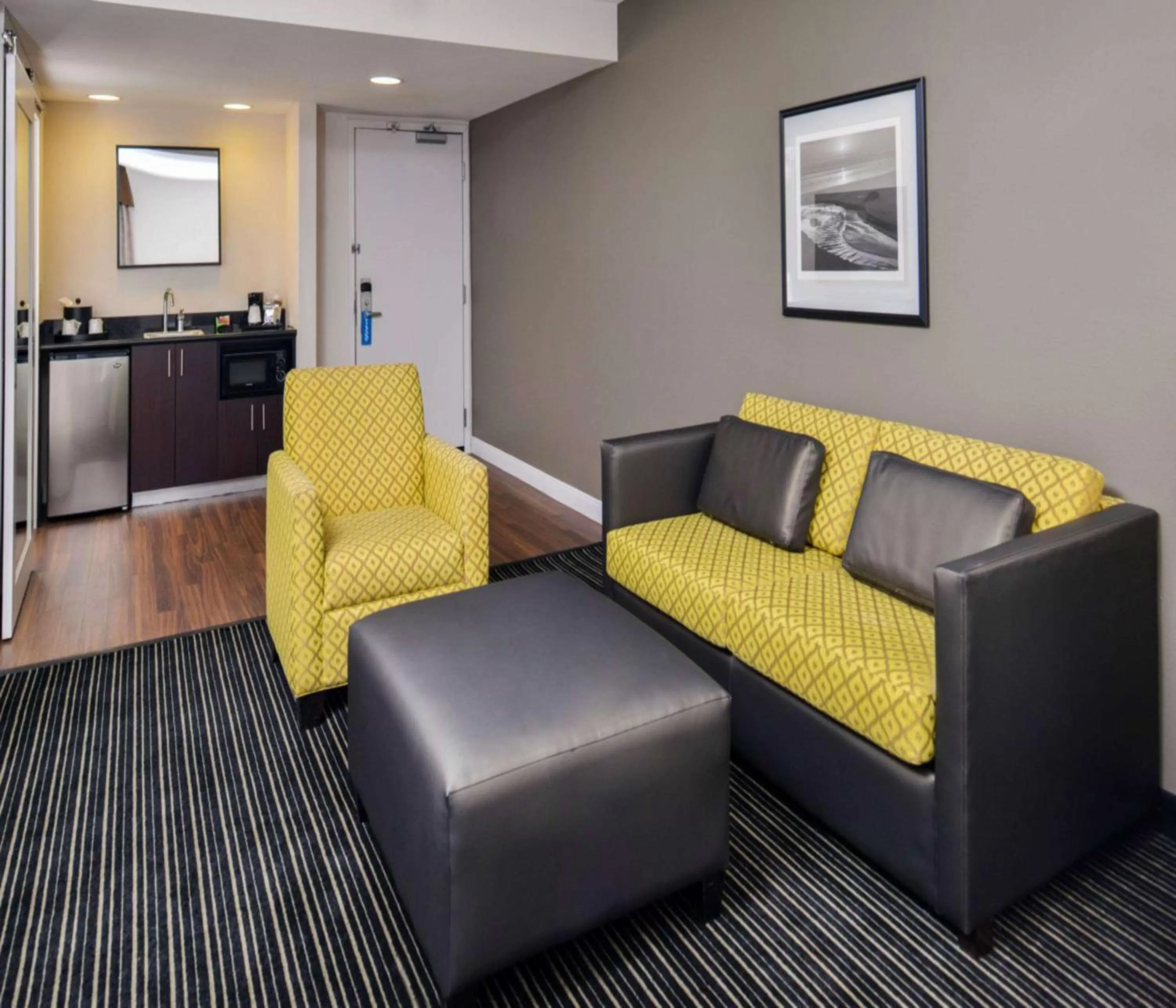 Living room in Hampton Inn & Suites San Francisco-Burlingame-Airport South