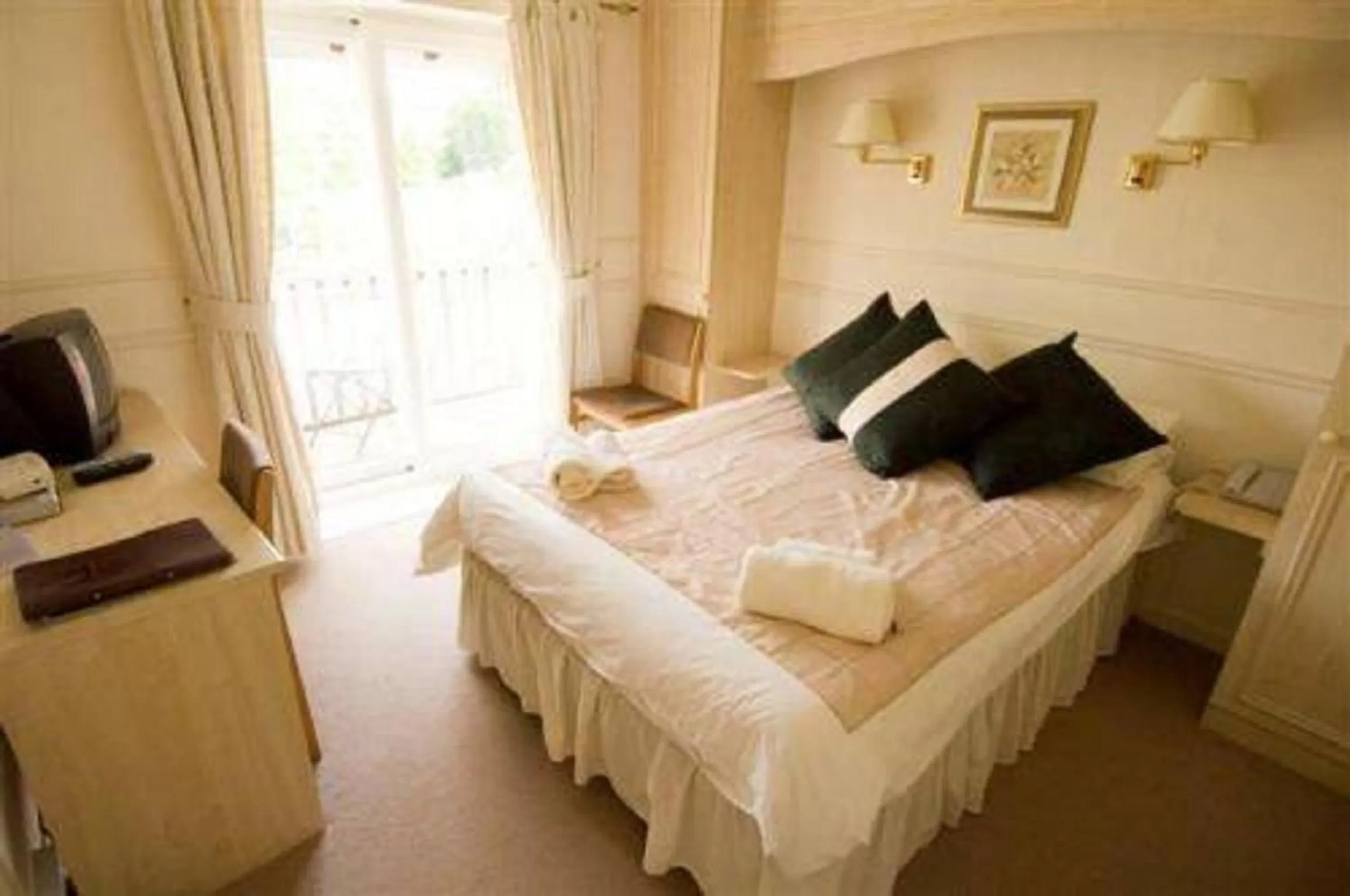 Photo of the whole room, Bed in Old Court Hotel & Apartments