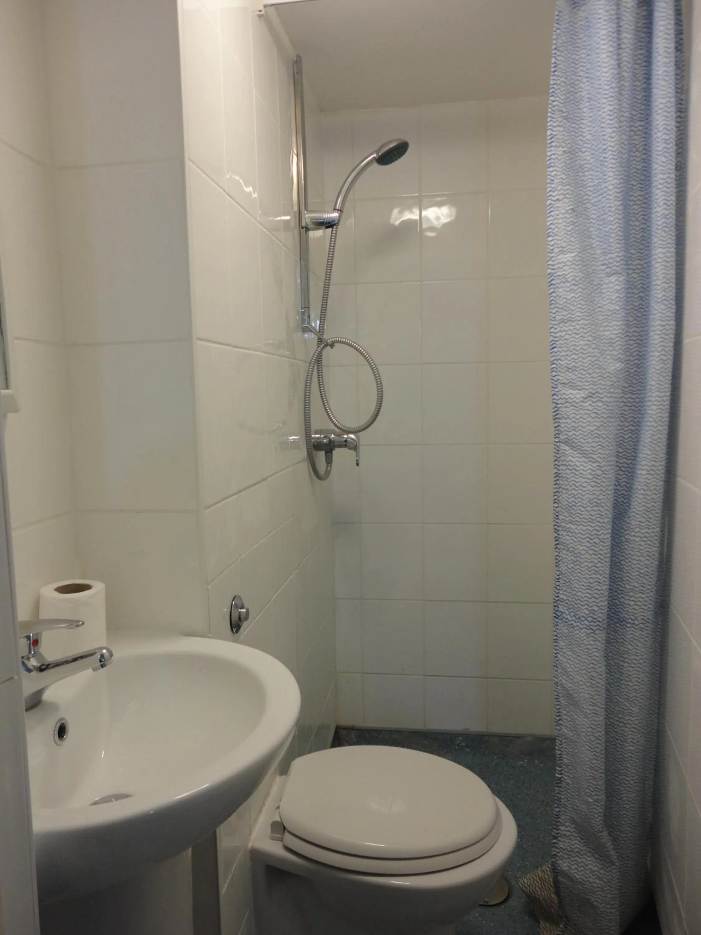 Shower in City View Hotel - Roman Road Market