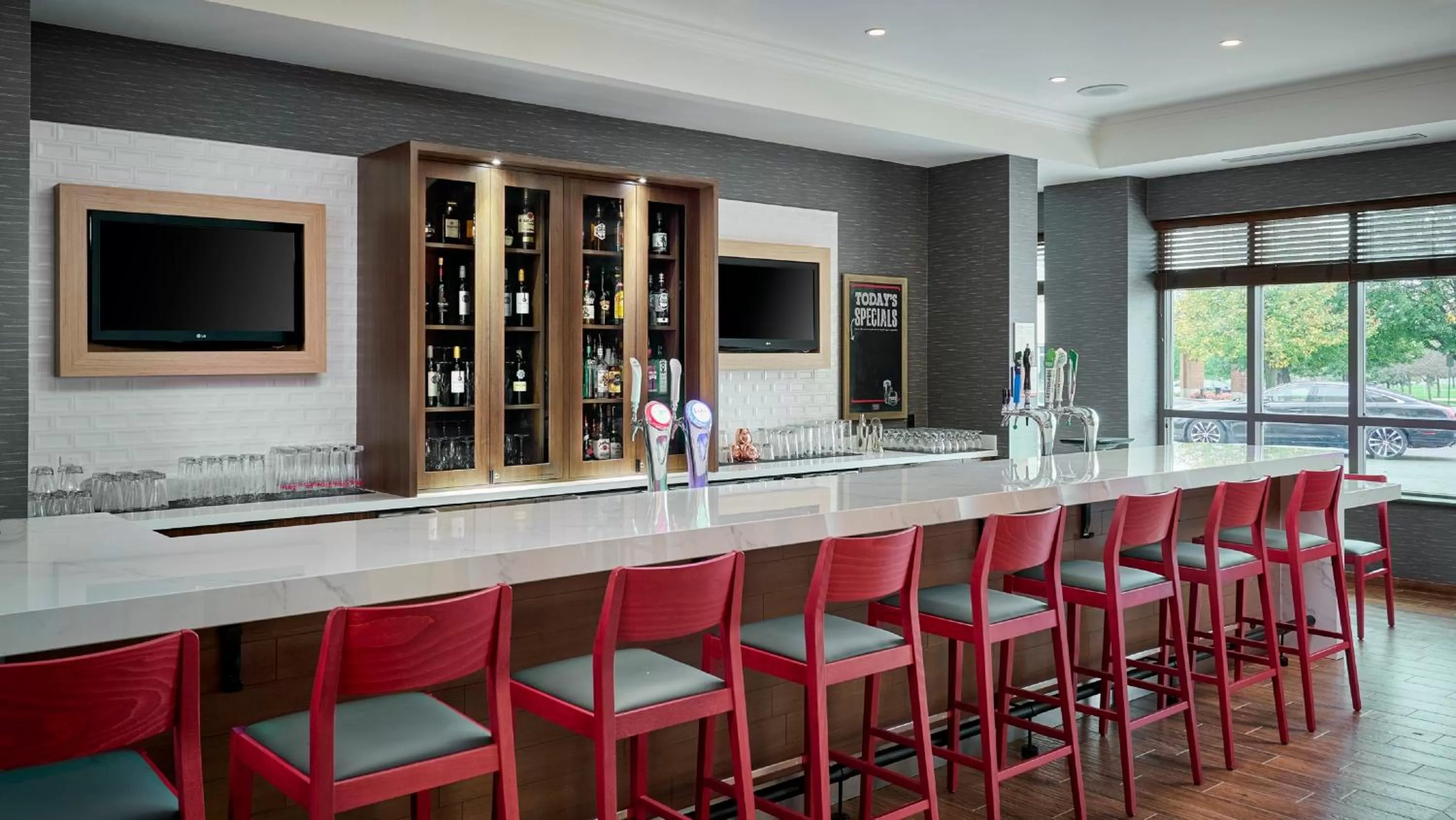 Lounge or bar in Holiday Inn & Suites Oakville at Bronte by IHG