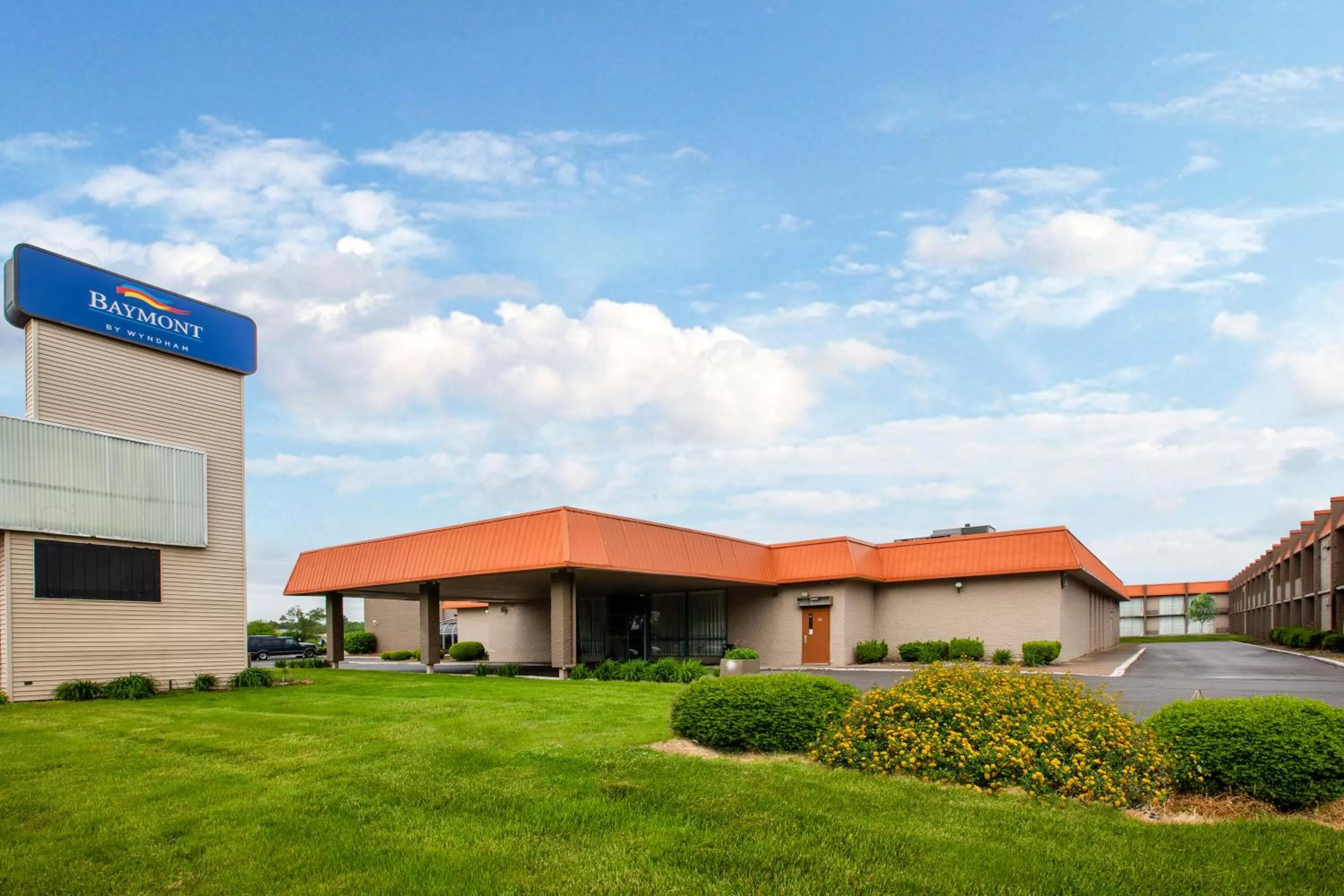 Property building in Baymont by Wyndham Northwood