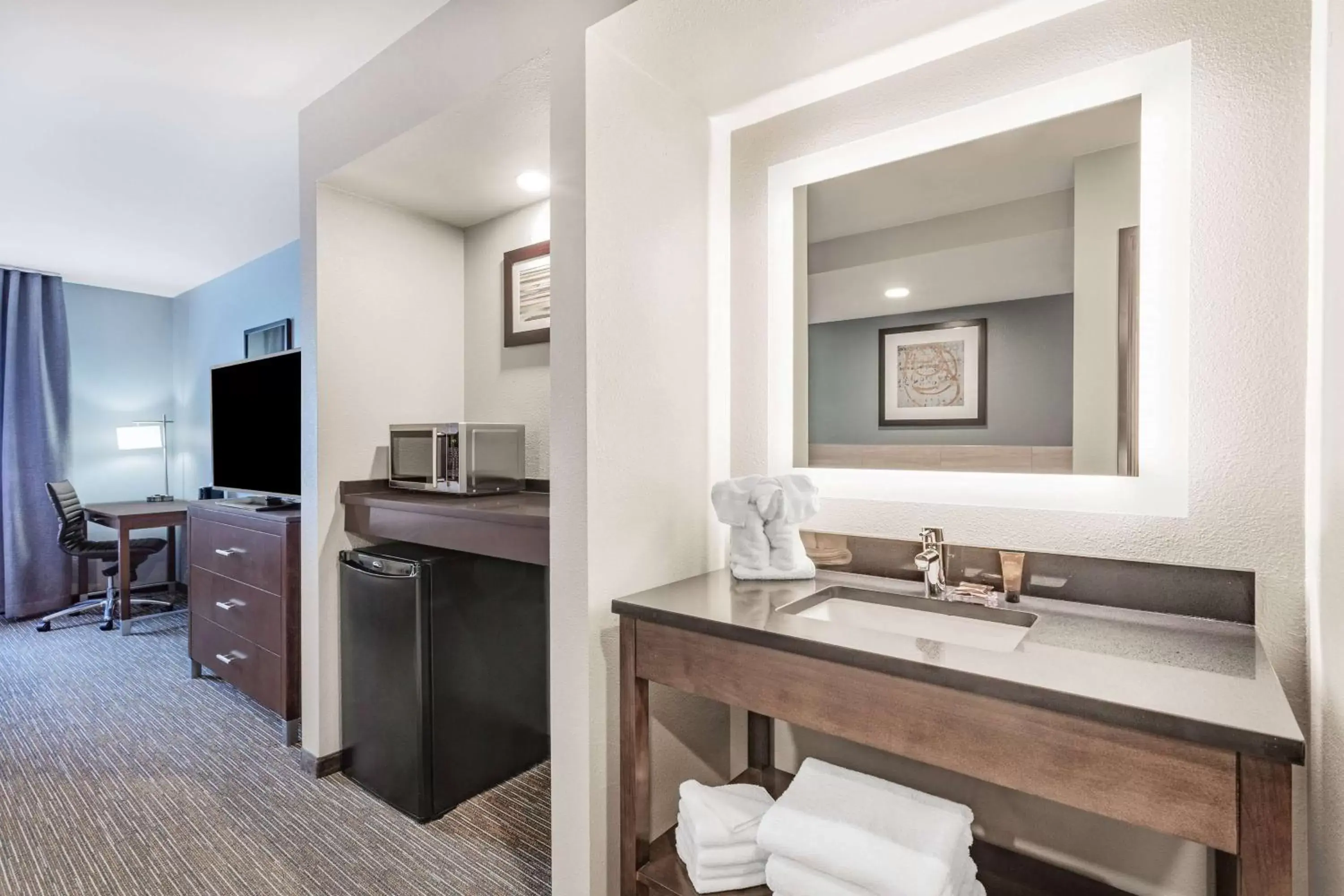 Premium Two Room Suite- Non Smoking in Wingate by Wyndham Wisconsin Dells Waterpark Premium Two Room Suite- Non Smoking in Wingate by Wyndham Wisconsin Dells Waterpark