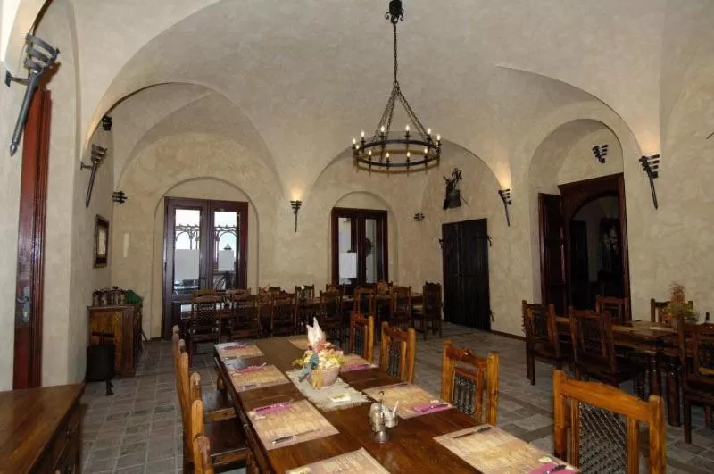 Restaurant/places to eat in Chateau Zbiroh