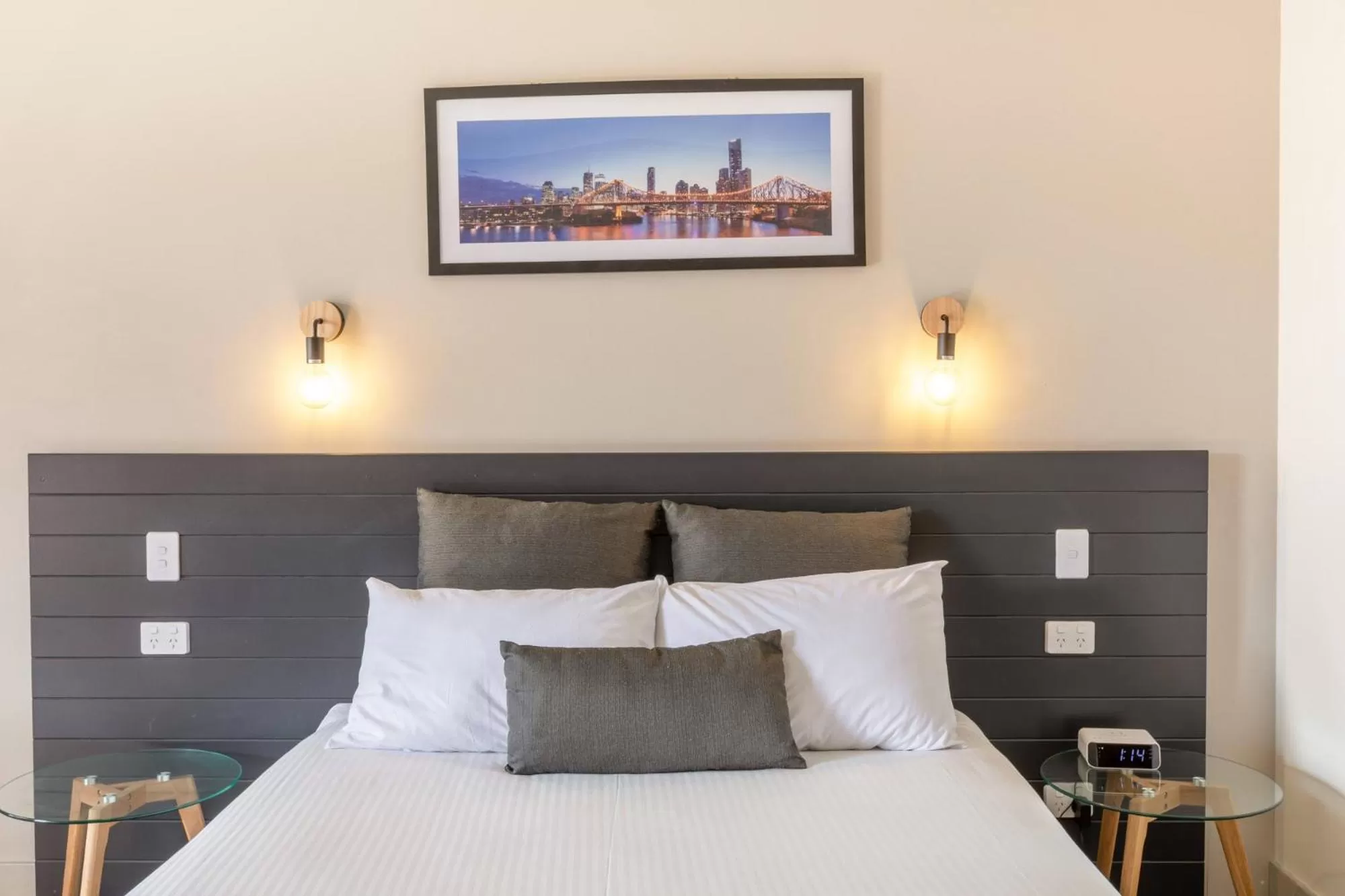 Bedroom, Bed in Coopers Colonial Motel