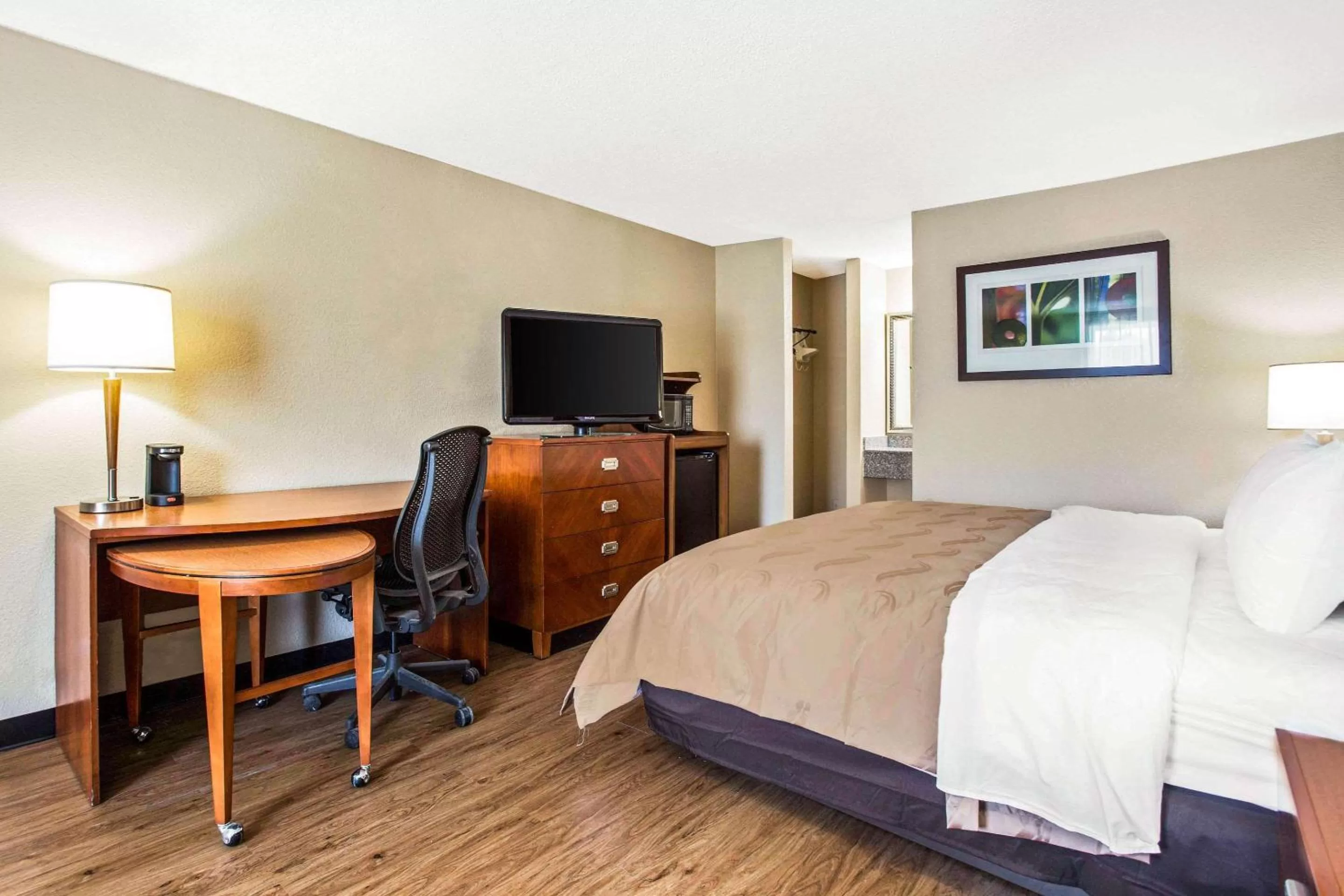 Photo of the whole room, Bed in Quality Inn & Suites University Area