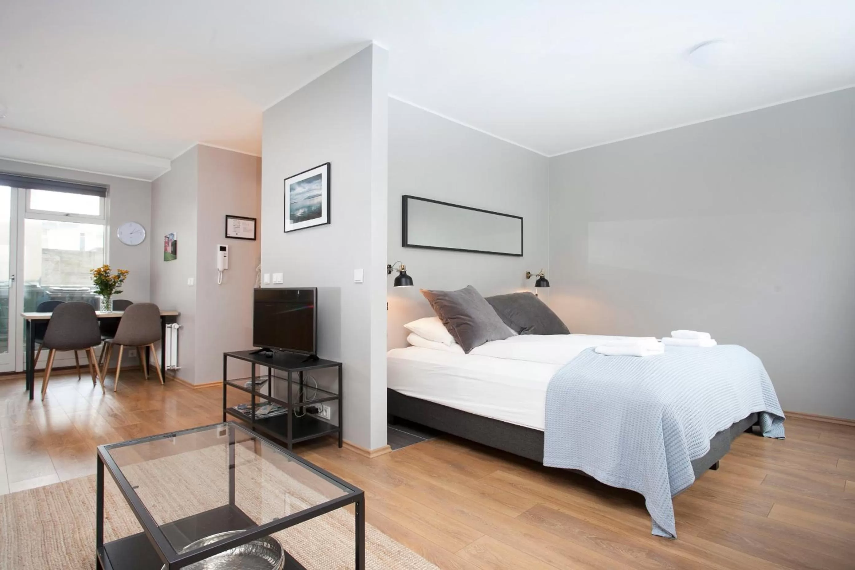 Communal lounge/ TV room, Bed in Tyr Apartments by Heimaleiga