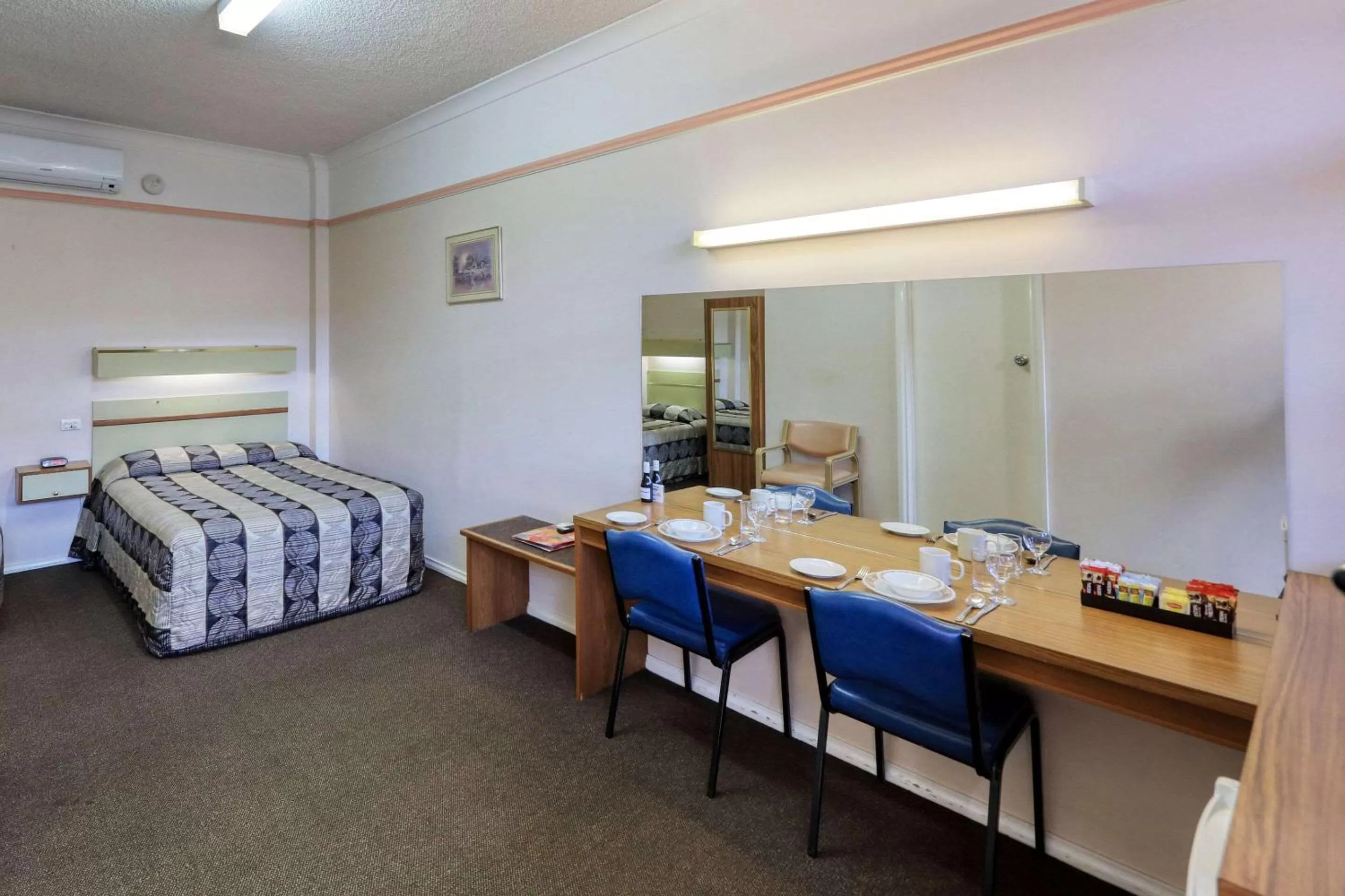 Bedroom, Bed in Comfort Inn Crystal Broken Hill