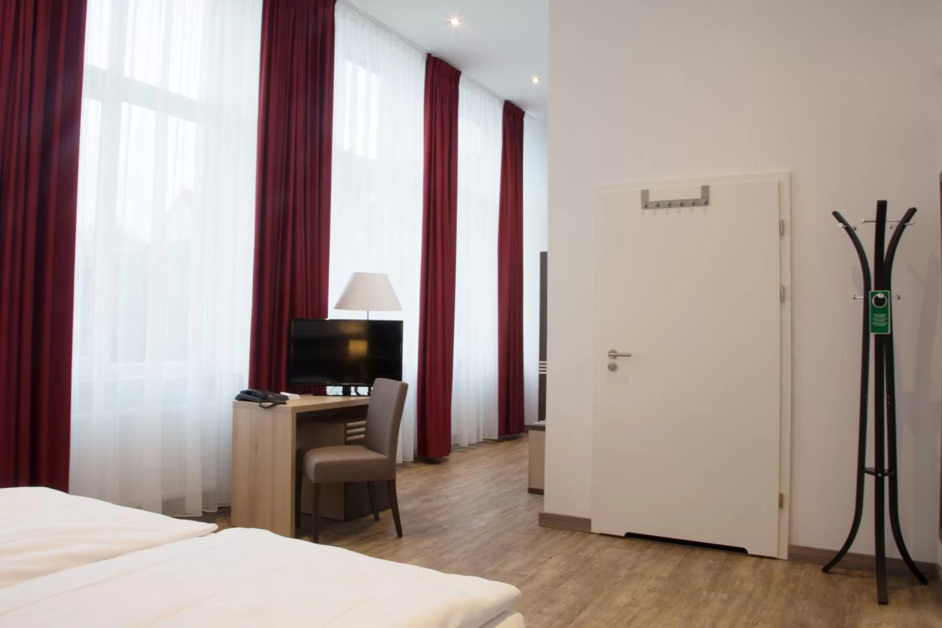 Photo of the whole room, Bed in Ruhr Inn Hotel