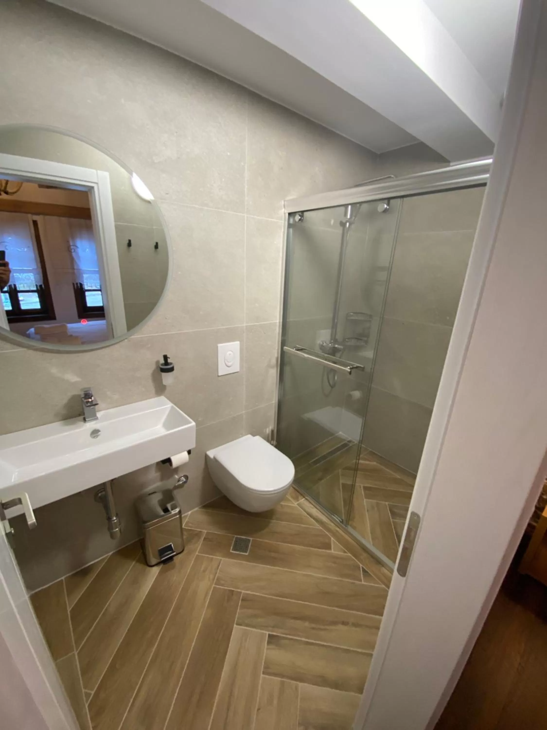 Shower, Bathroom in HOTEL ANSEL