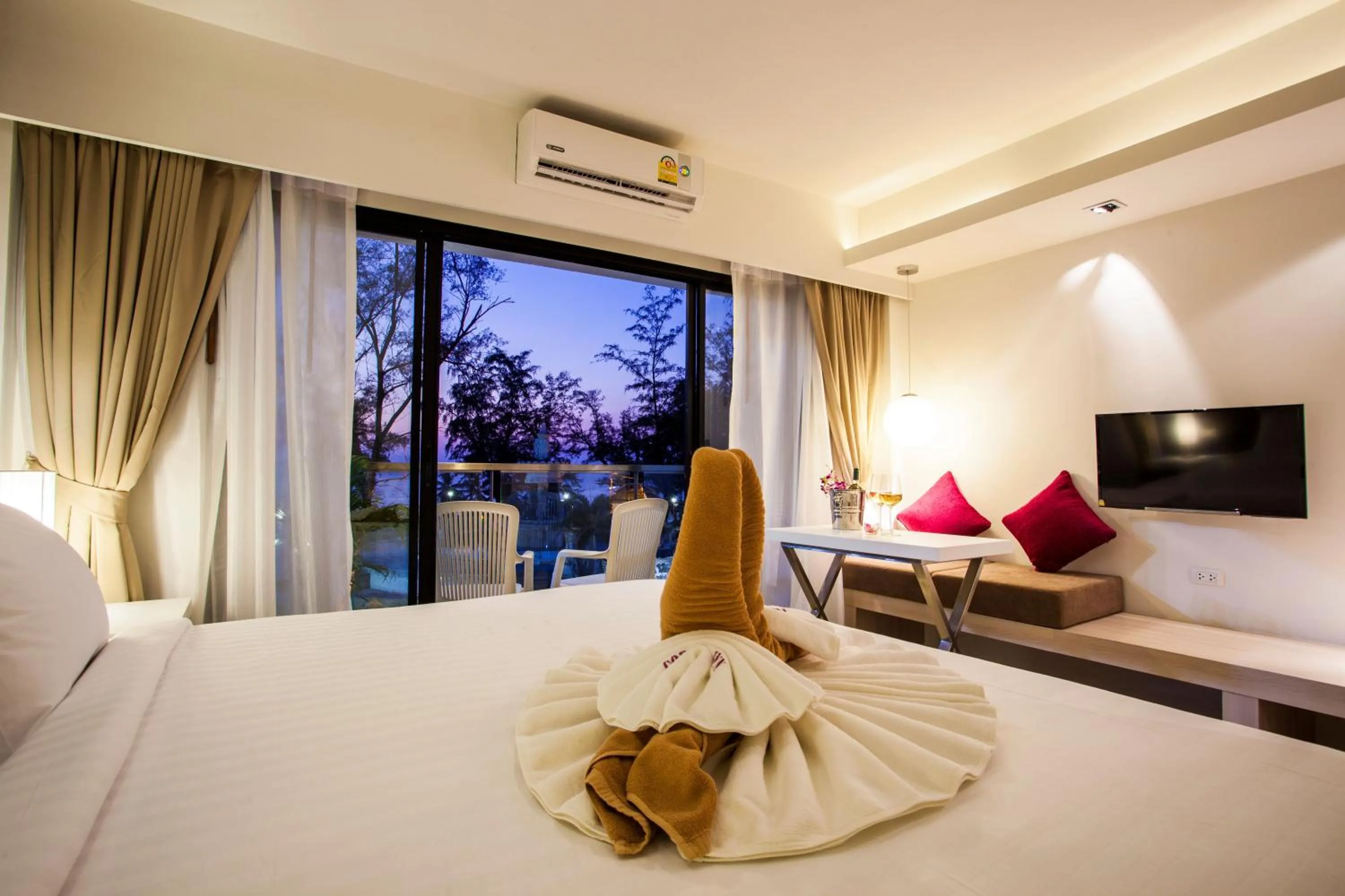 Photo of the whole room, Bed in Coral Inn