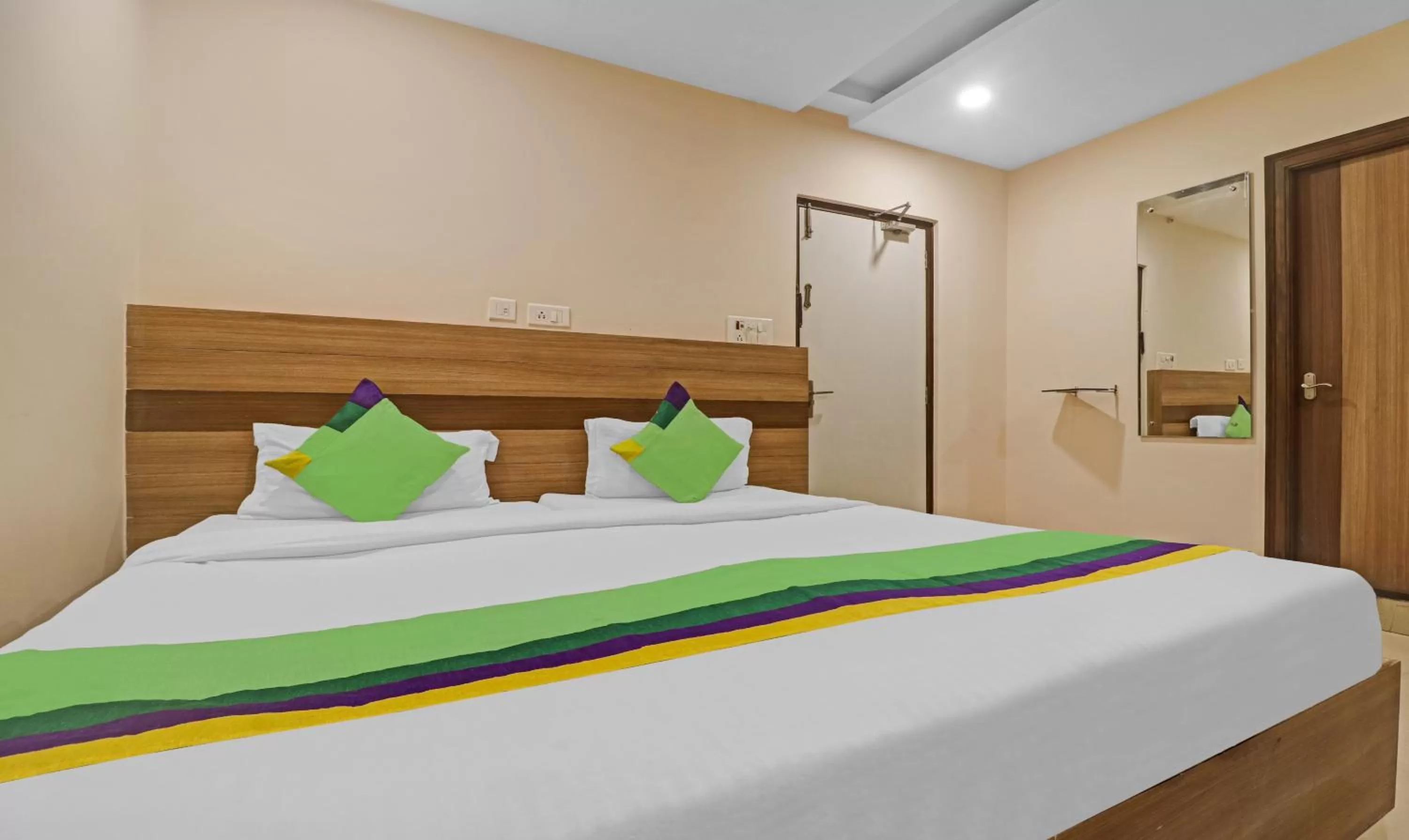 Bedroom, Bed in Treebo Pride Inn Botanica