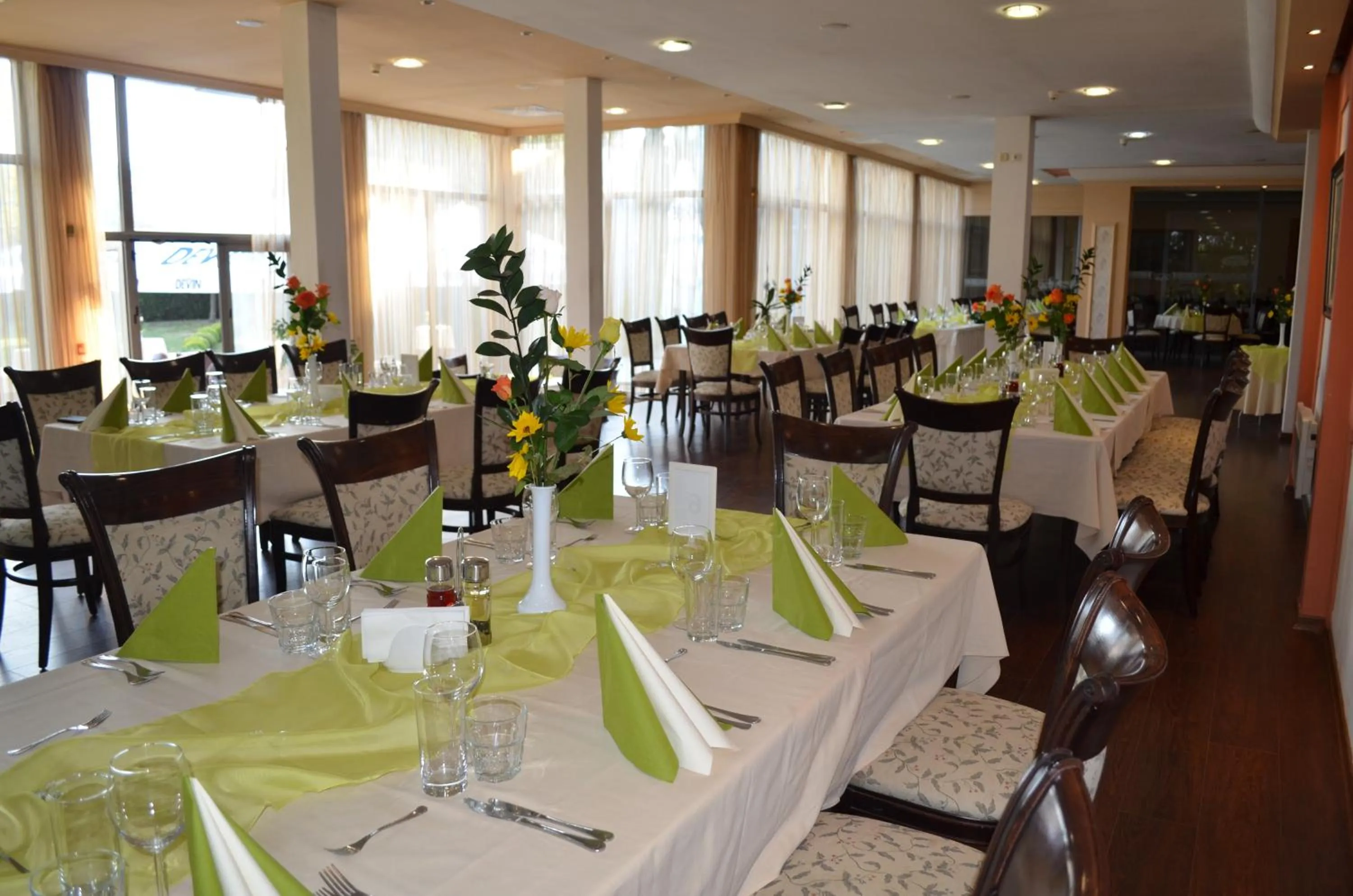 Restaurant/places to eat in Hotel Bankya Palace