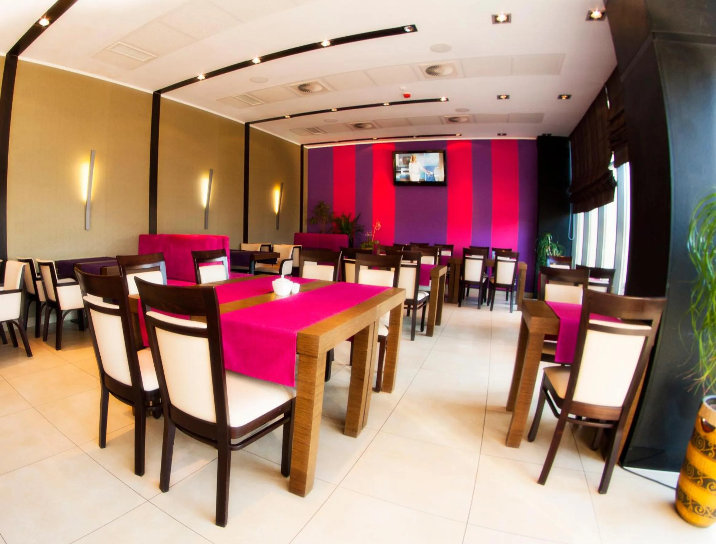 Restaurant/places to eat in Hotton Hotel