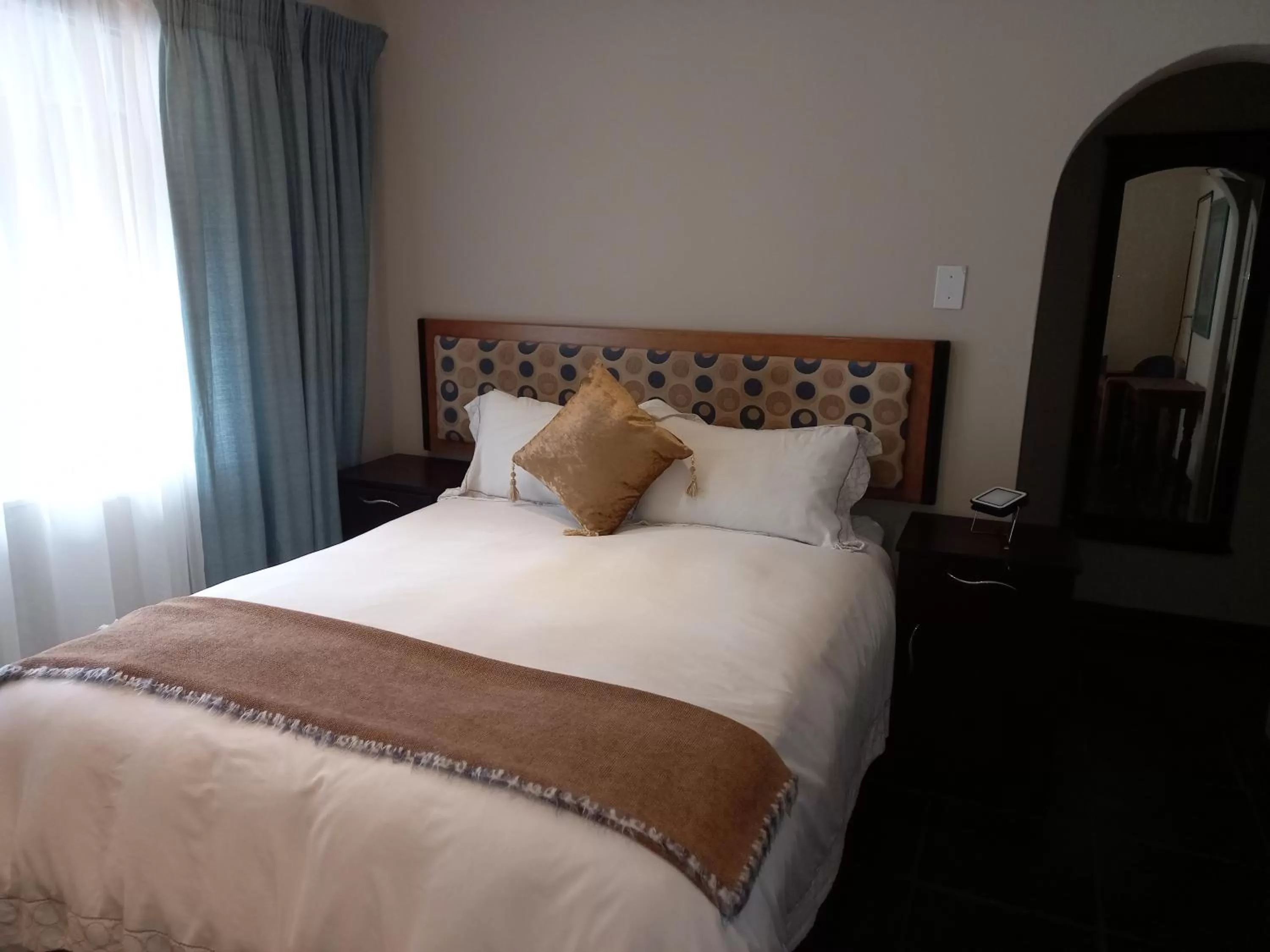 Photo of the whole room, Bed in Troas Boutique hotel