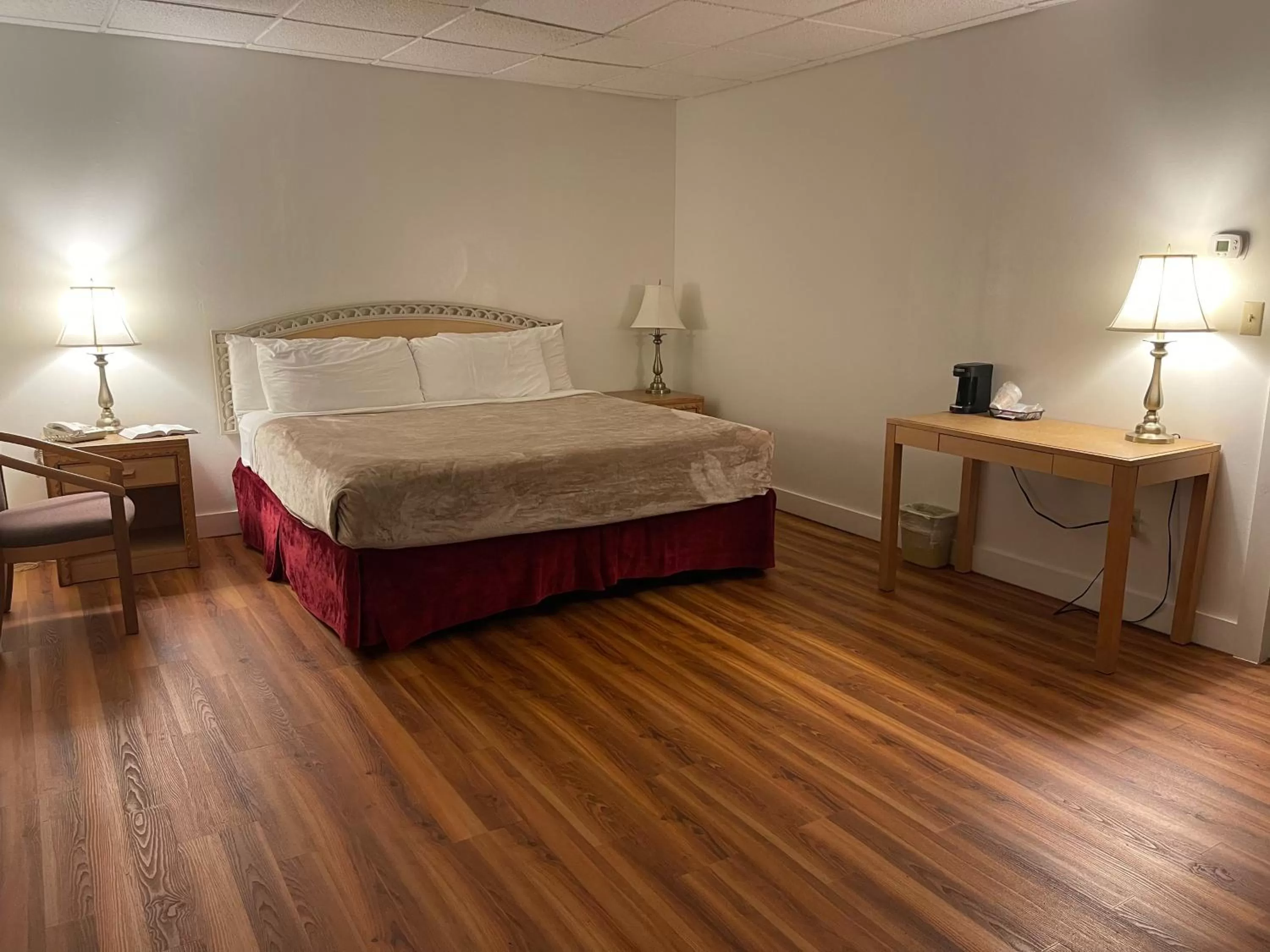 Bed in Zoders Inn and Suites