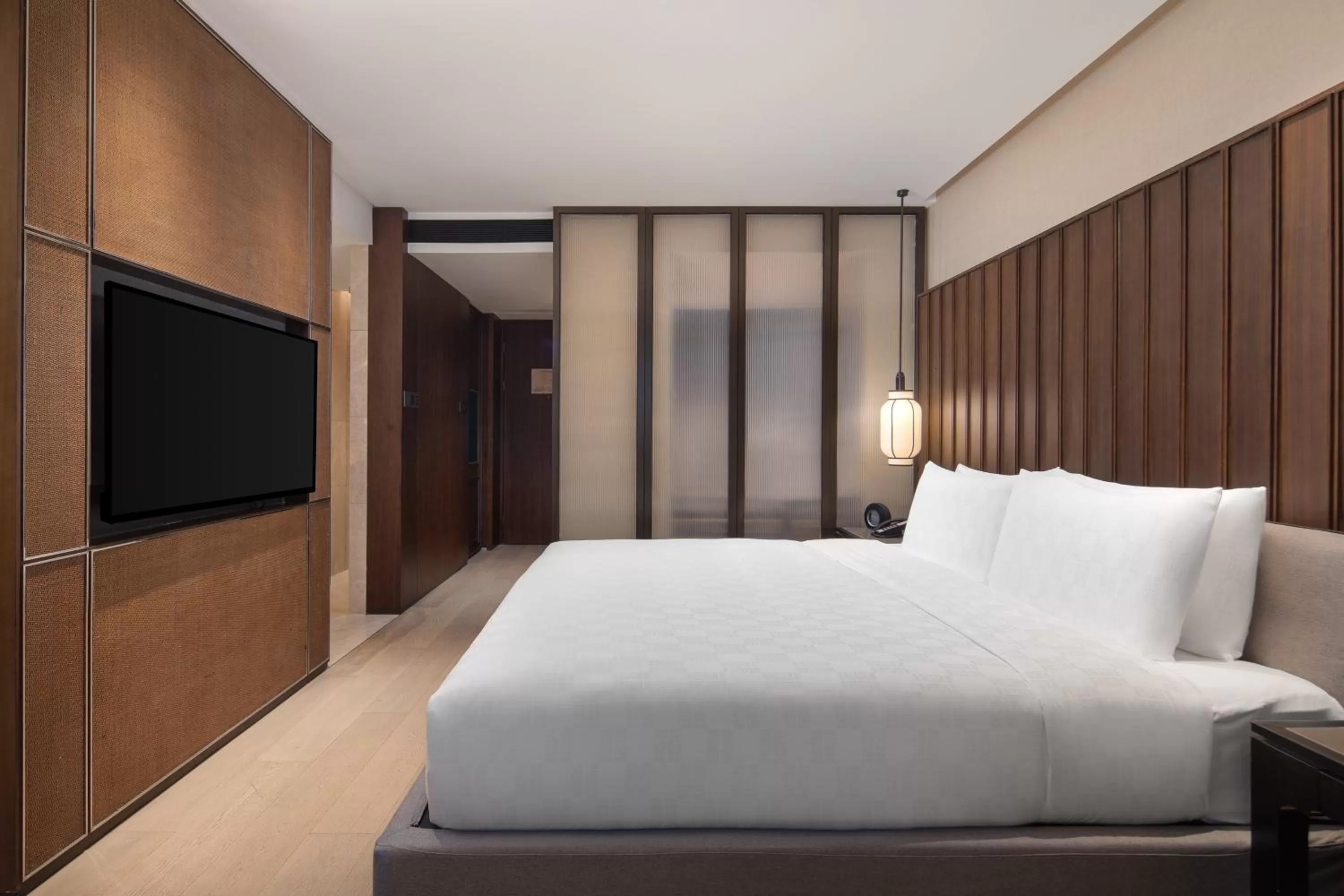 Photo of the whole room, Bed in HUALUXE Xi'an Tanghua by IHG