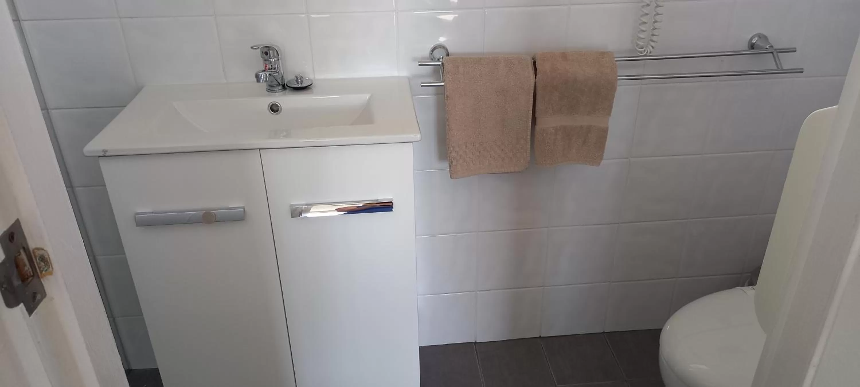 Bathroom in White Manor Motel