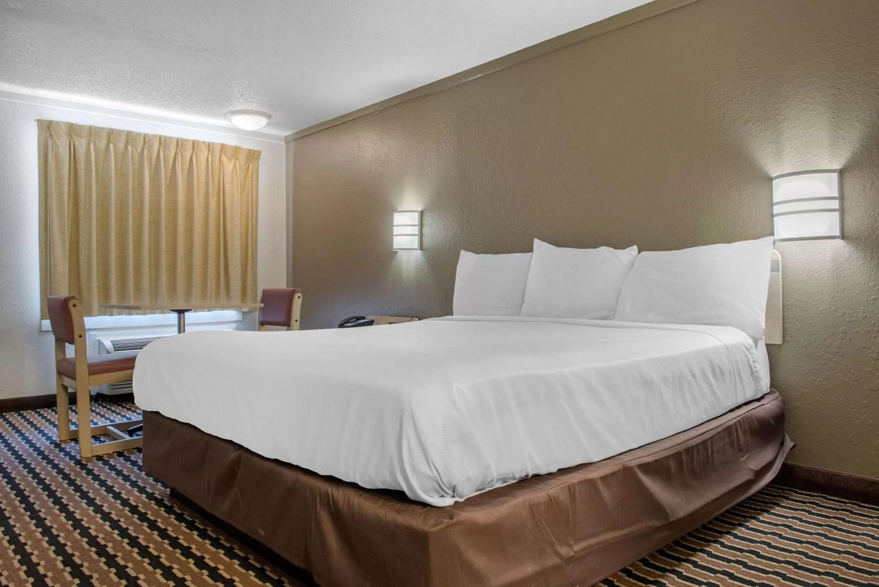 Photo of the whole room, Bed in Rodeway Inn Sharonville - Cincinnati North