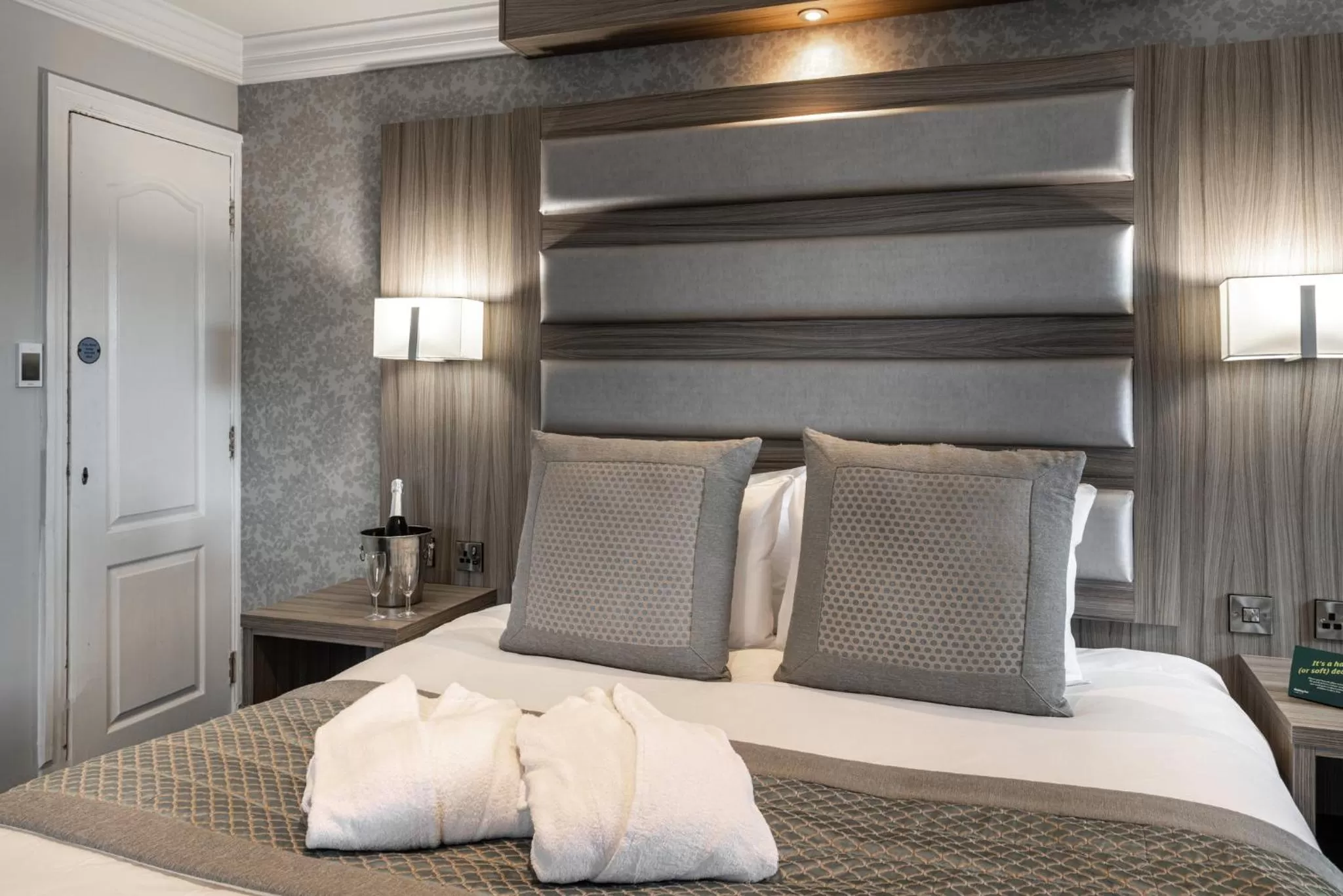 Photo of the whole room, Bed in Holiday Inn - Manchester - Oldham by IHG