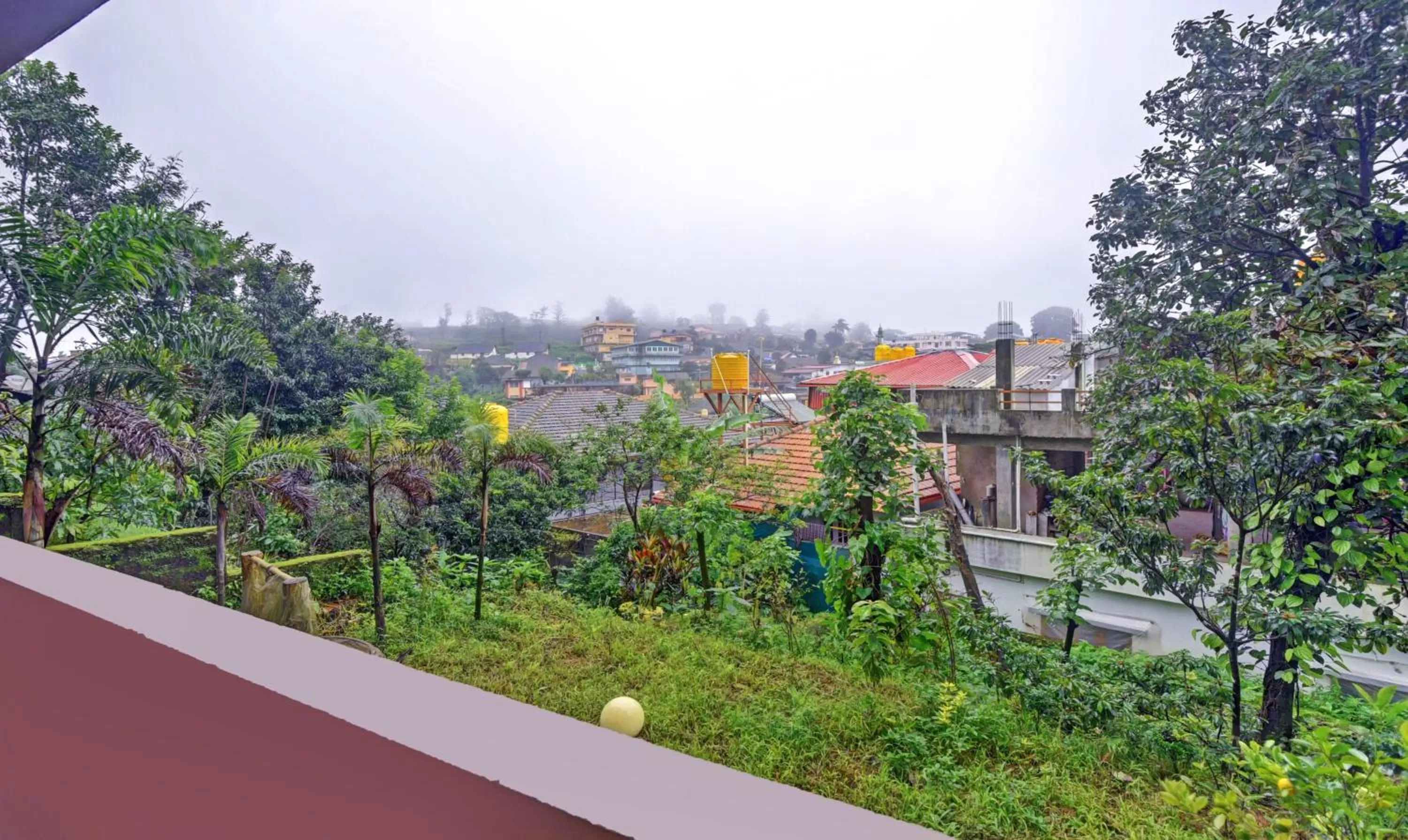 Garden view in Itsy Hotels Igloo Residency, 400 Meters From Raja Seat Garden