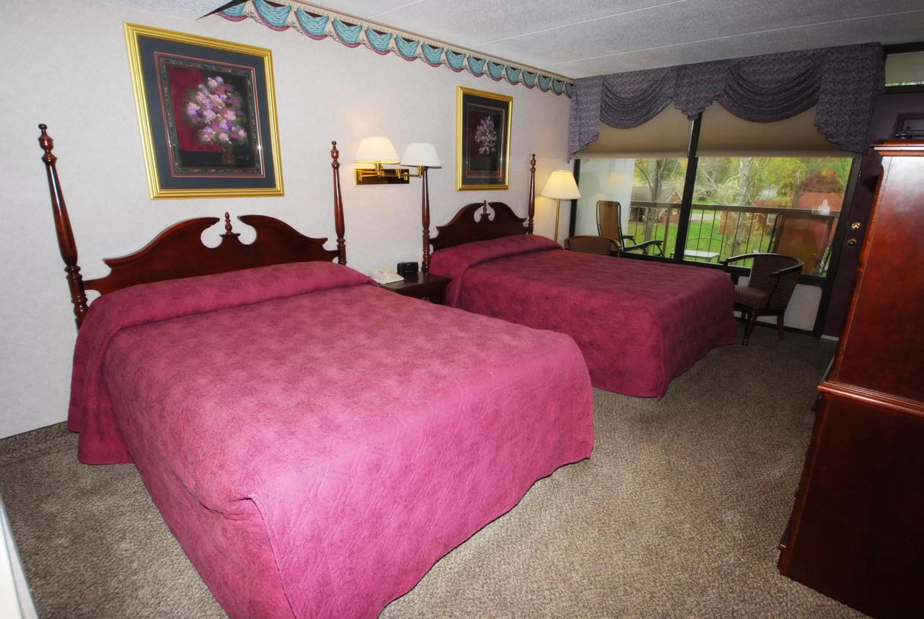 Photo of the whole room, Bed in Rivergate Mountain Lodge