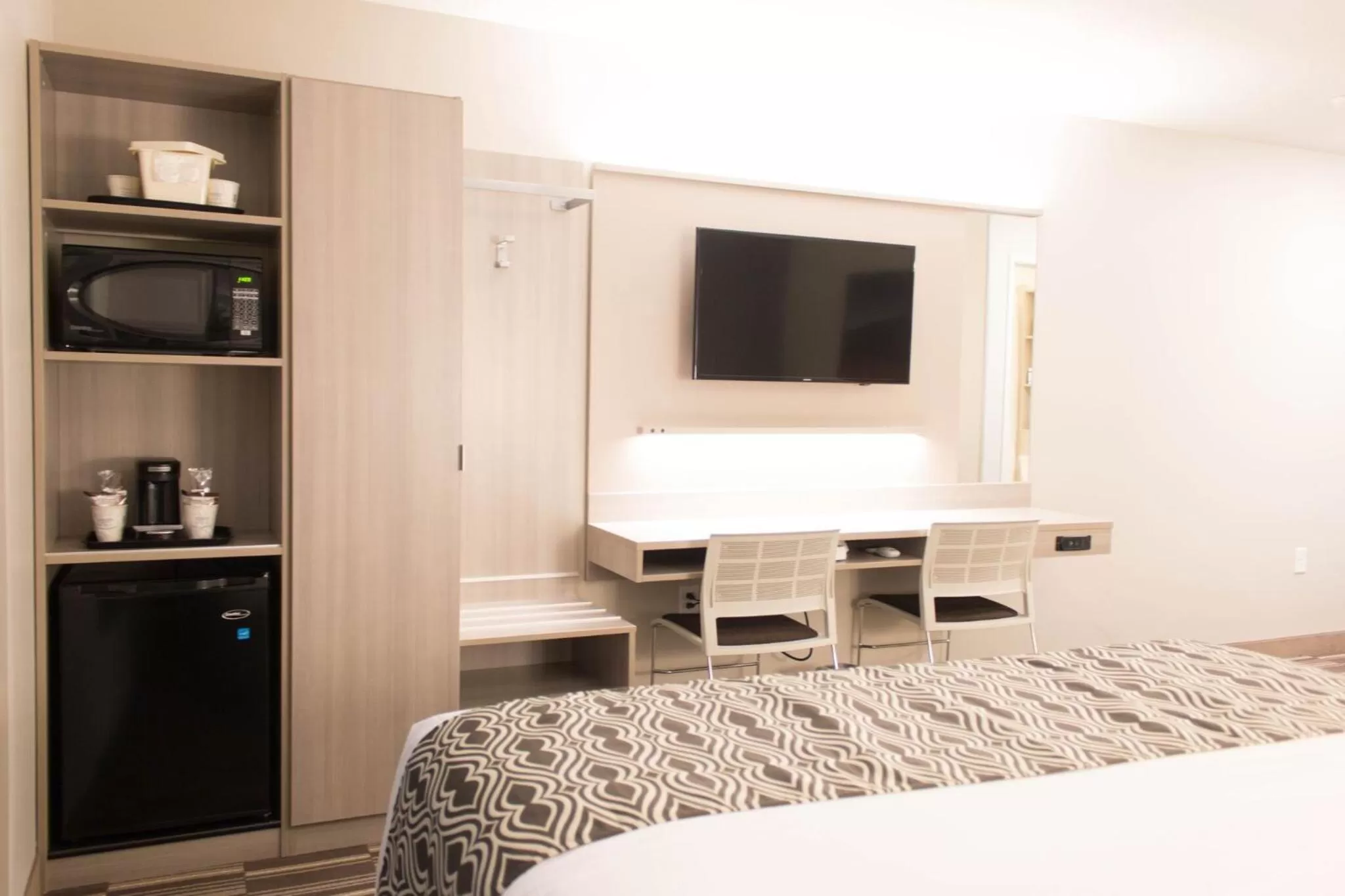 1 Queen Bed Mobility Accessible Studio Suite Non_Smoking in Microtel Inn & Suites by Wyndham Springville