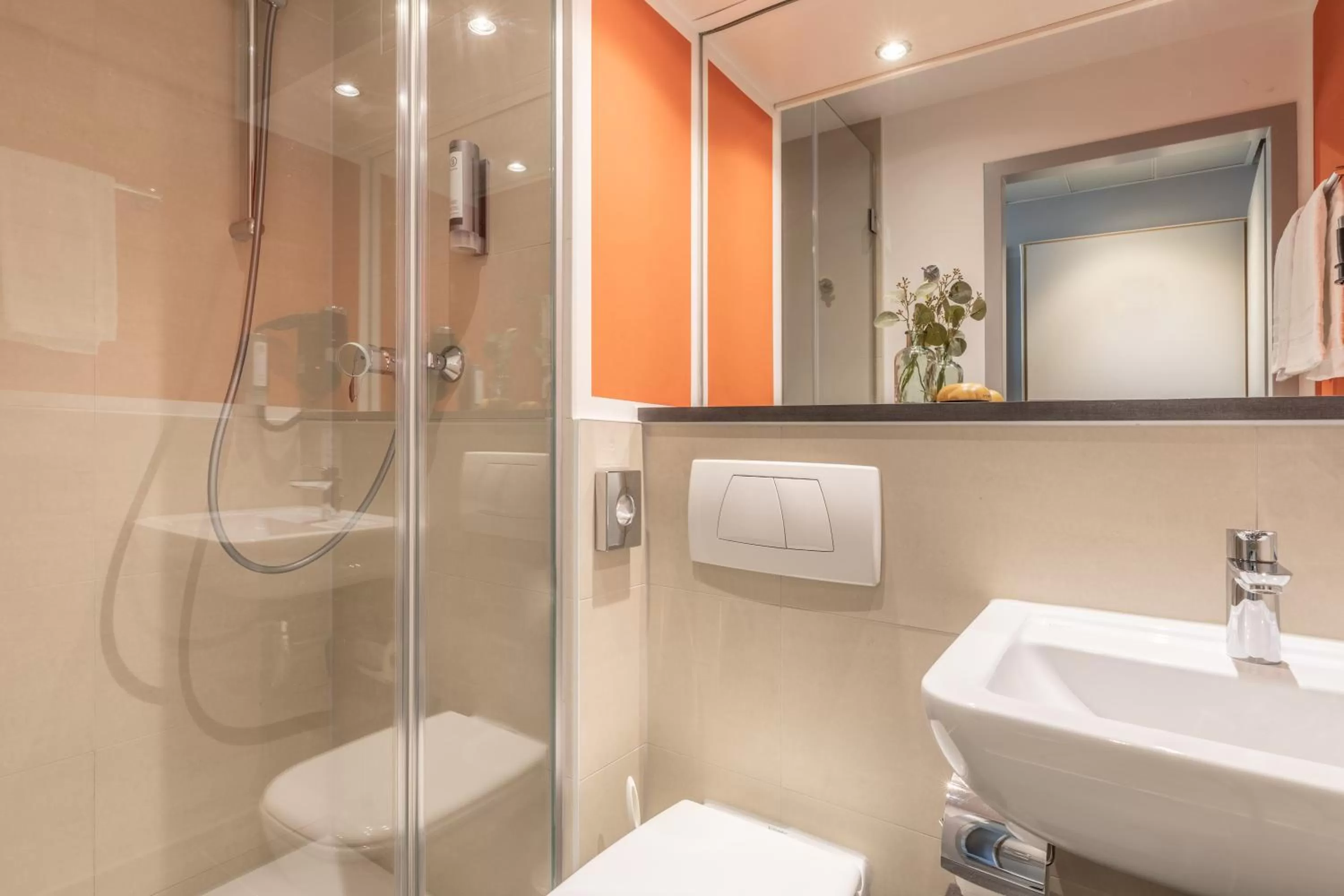 Toilet in Garner Hotel Wiesbaden City by IHG