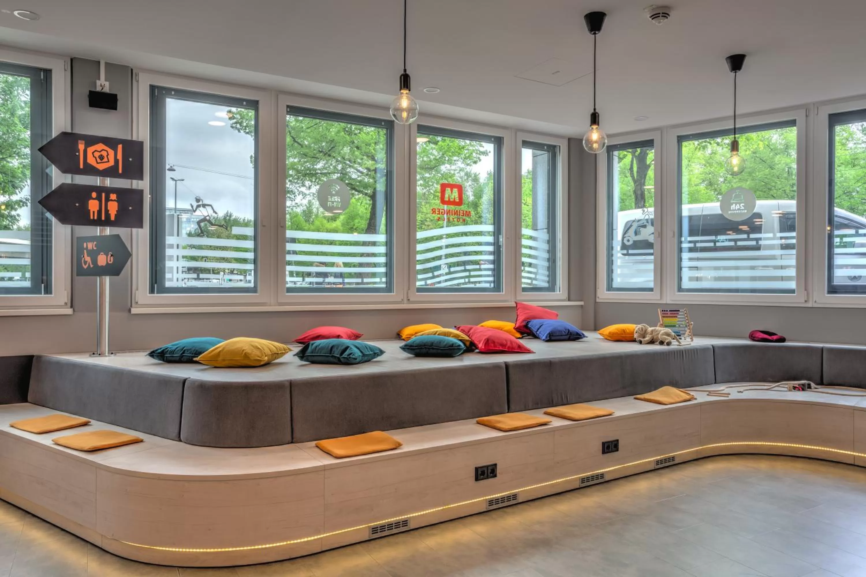 Lounge or bar in MEININGER Hotel München Olympiapark