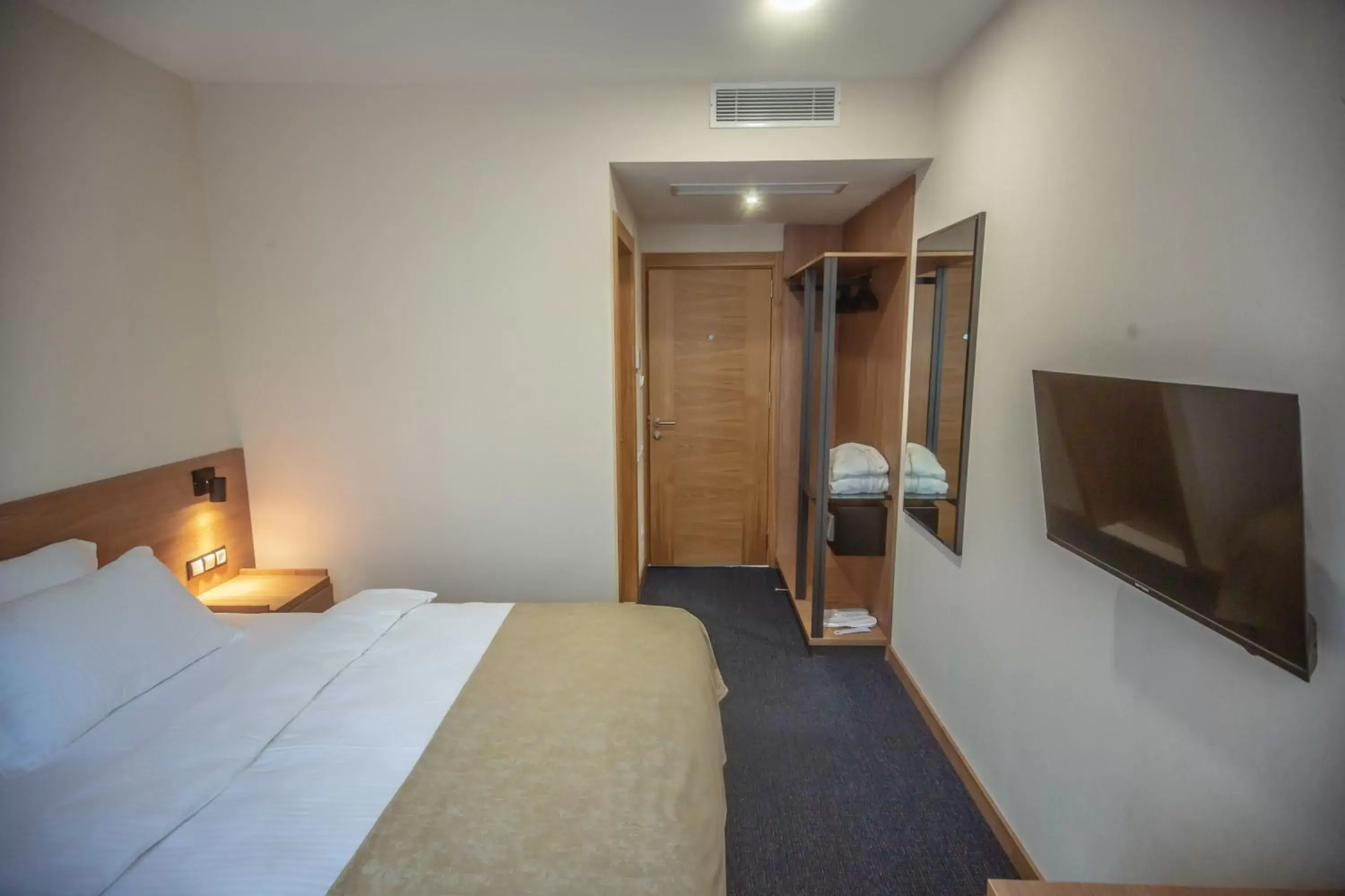 Budget Double Room in Hotel Banovani Budget Double Room in Hotel Banovani