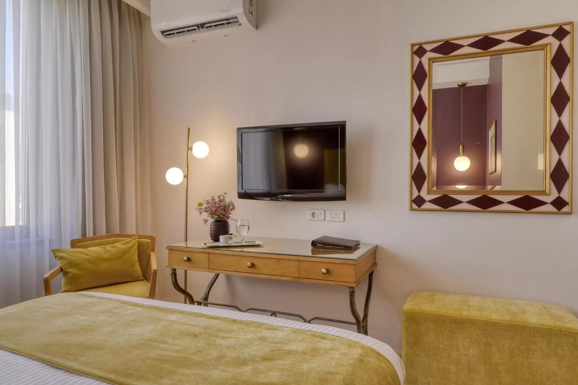 TV and multimedia, Bed in The Liwan Hotel