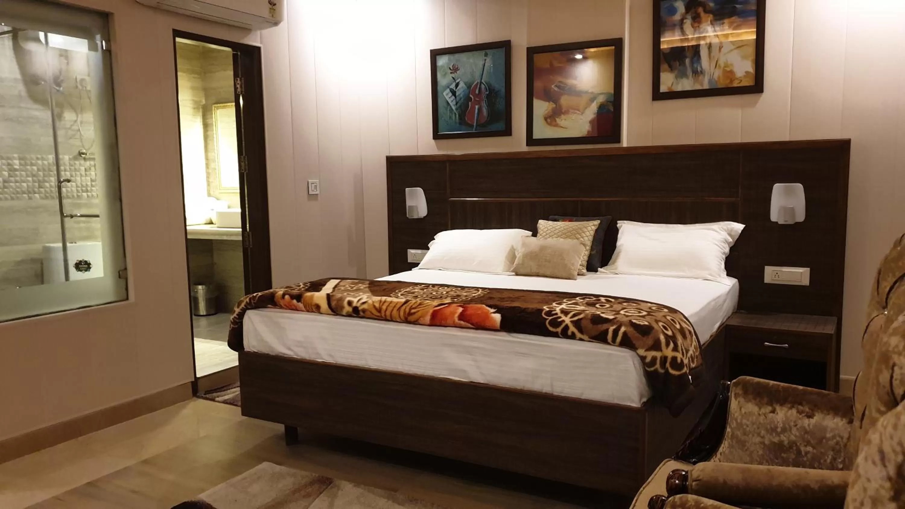 Bedroom, Bed in Maple Leaf Hotel